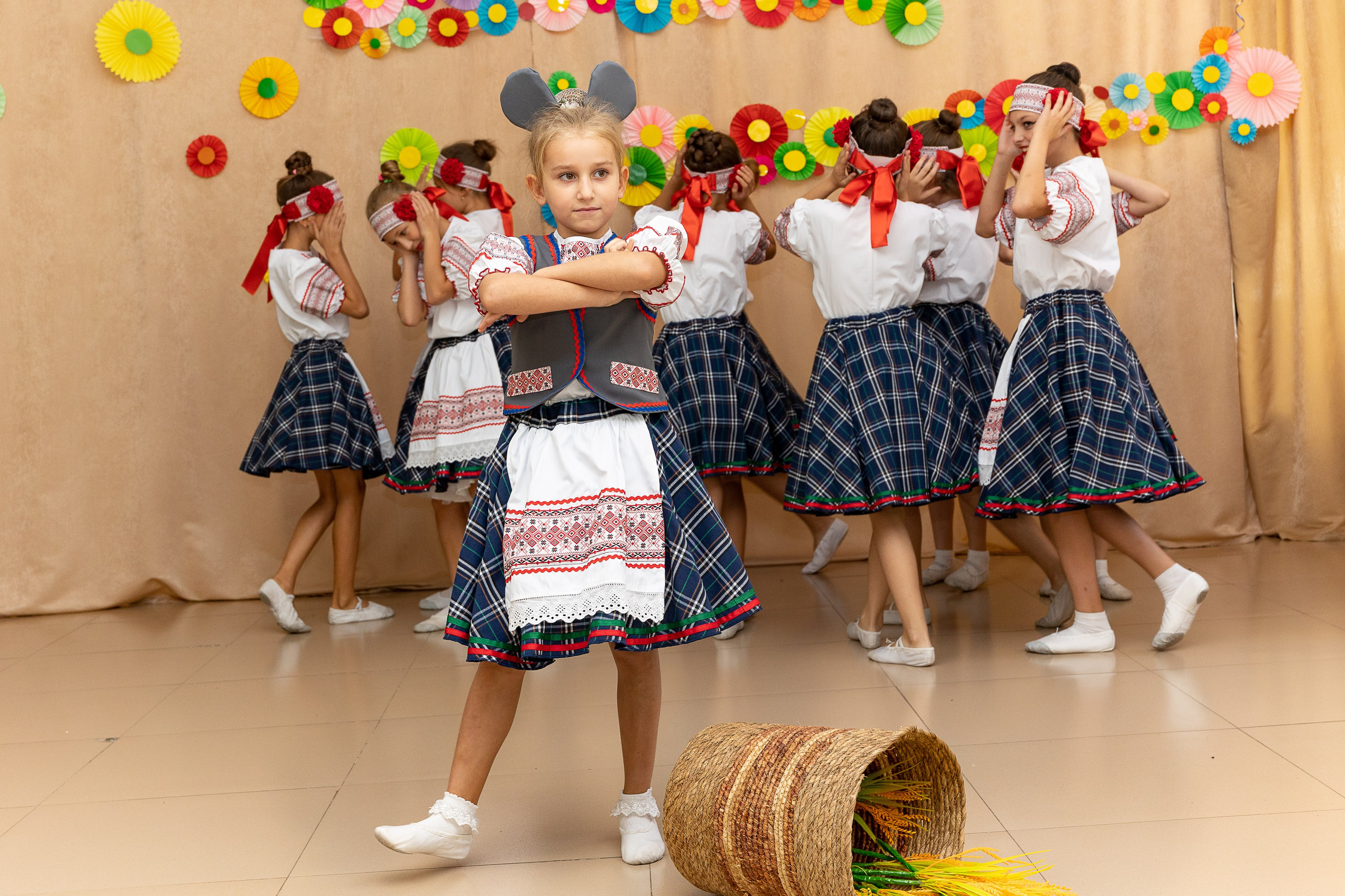 Выступление танцевального коллектива Браво. Выпускные альбомы во Владивостоке