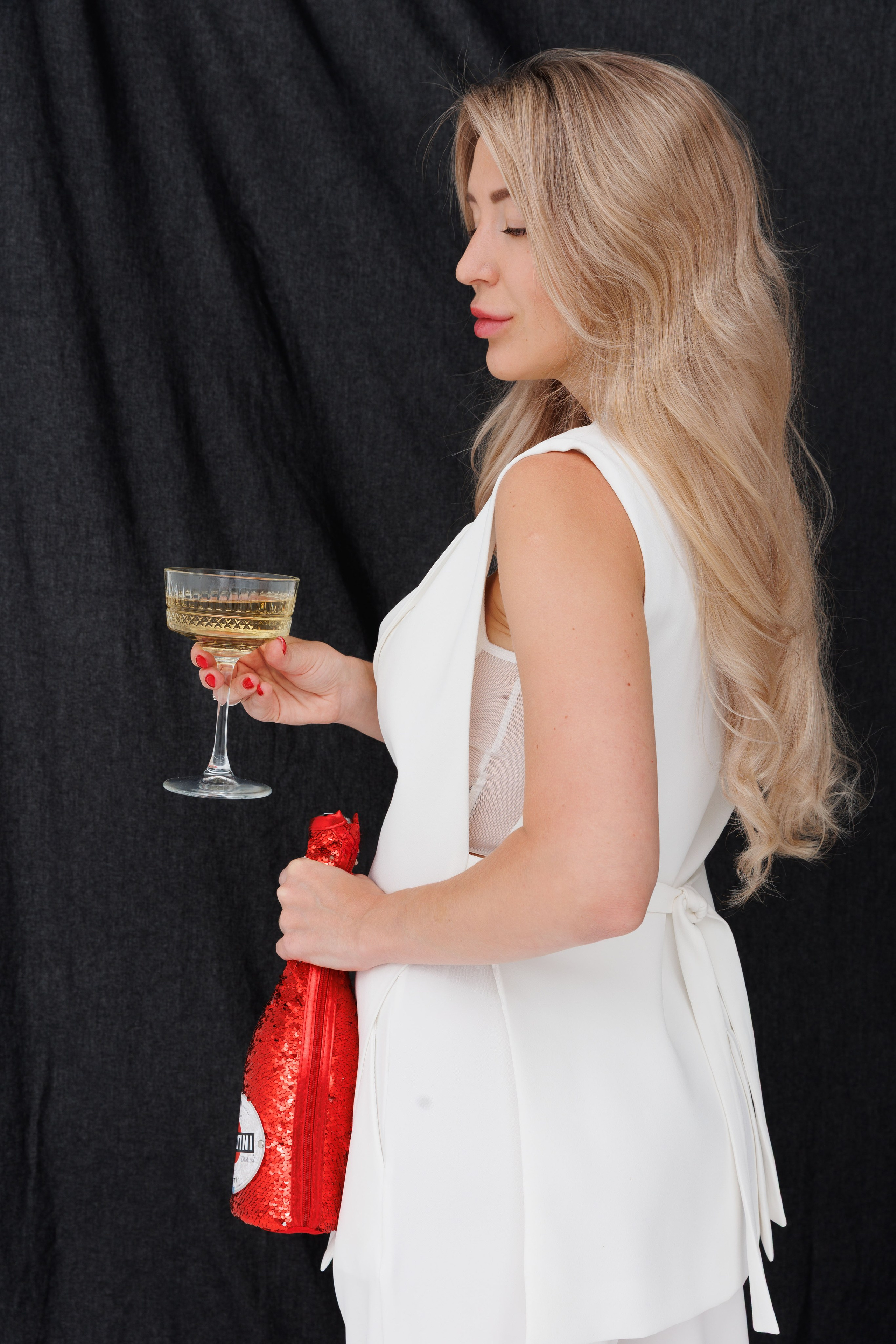 Жилетка классическая, обЪём регулируется по спинке. Размер S- M