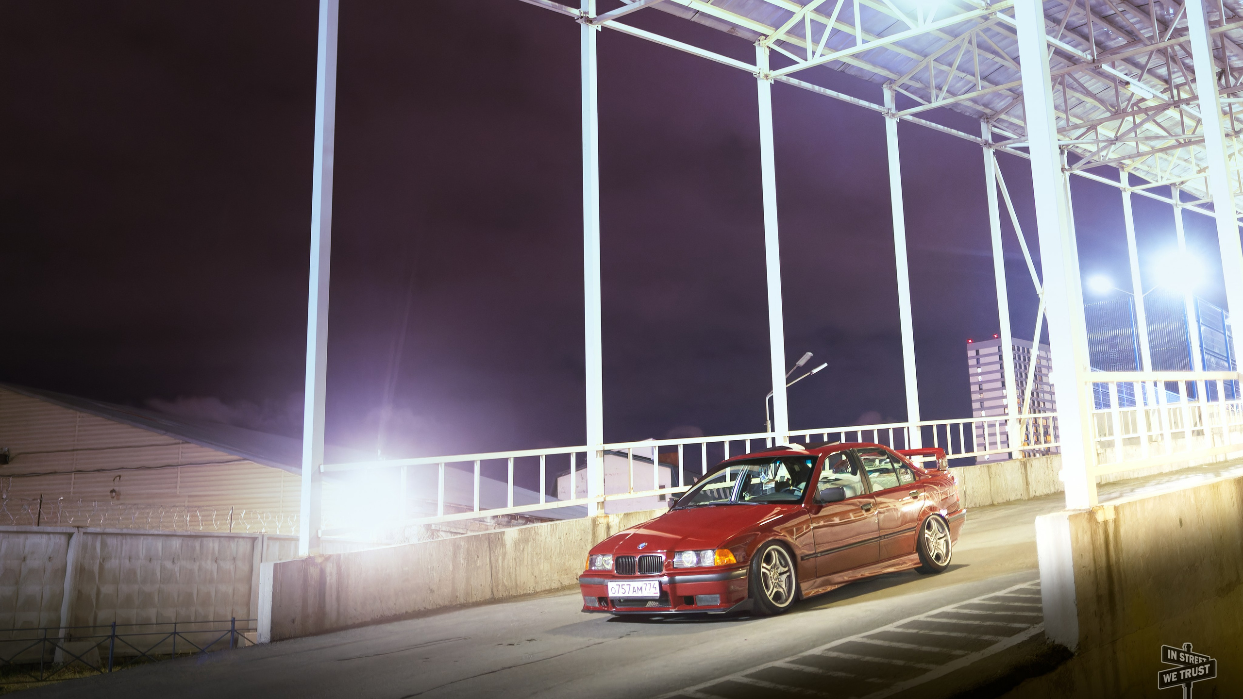 BMW E36 под уличным фонарем. IN STREET WE TRUST