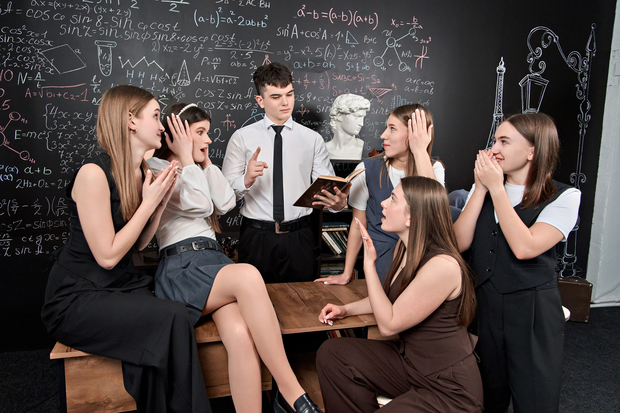 Выпускные альбомы для 9-11 классов. Фотосъёмка в студии. Калуга. Фотограф Меняйло Евгений. Свадьба. Портрет. Репортаж. Семья. Контент