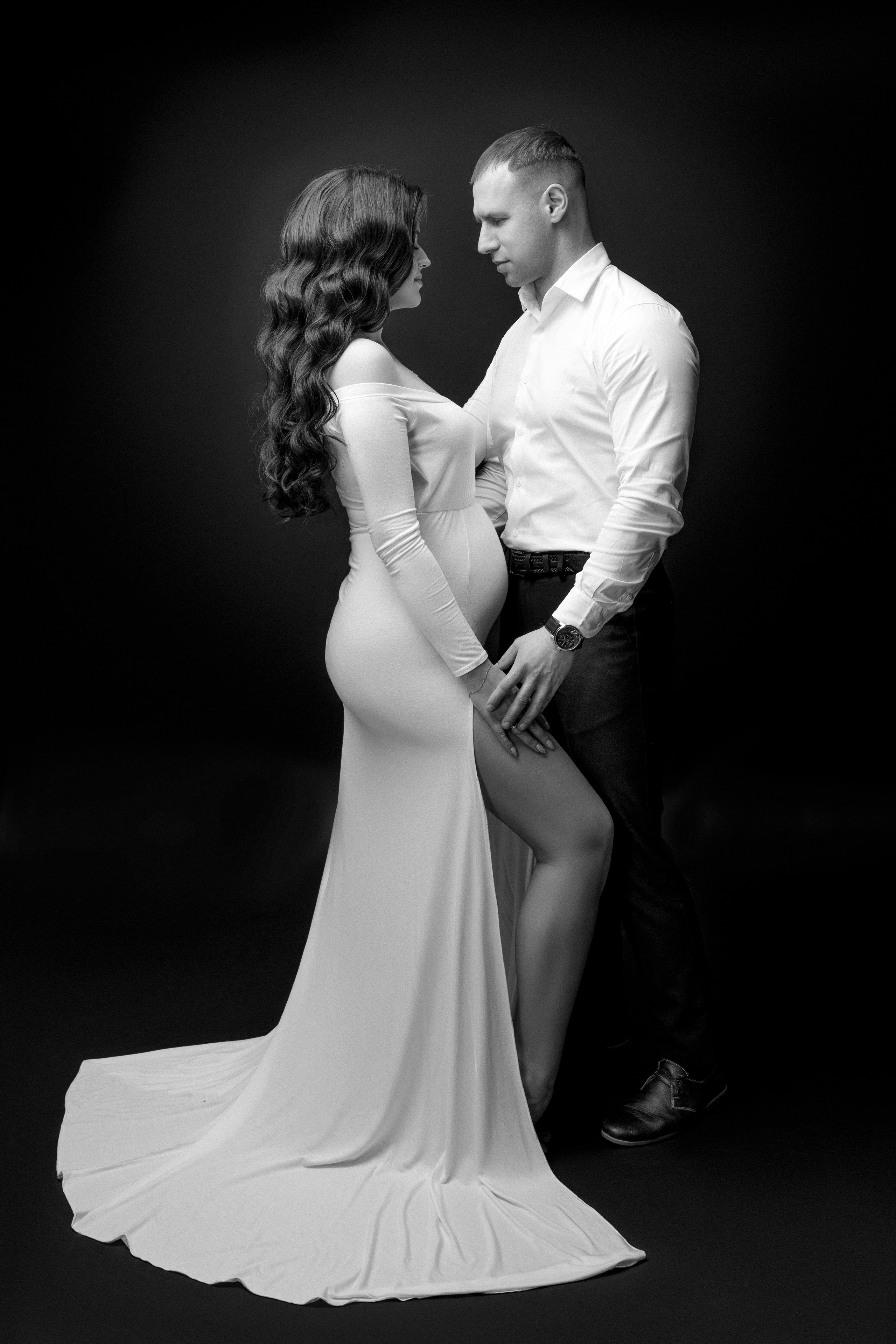 Фотосессия беременности на черном фоне.