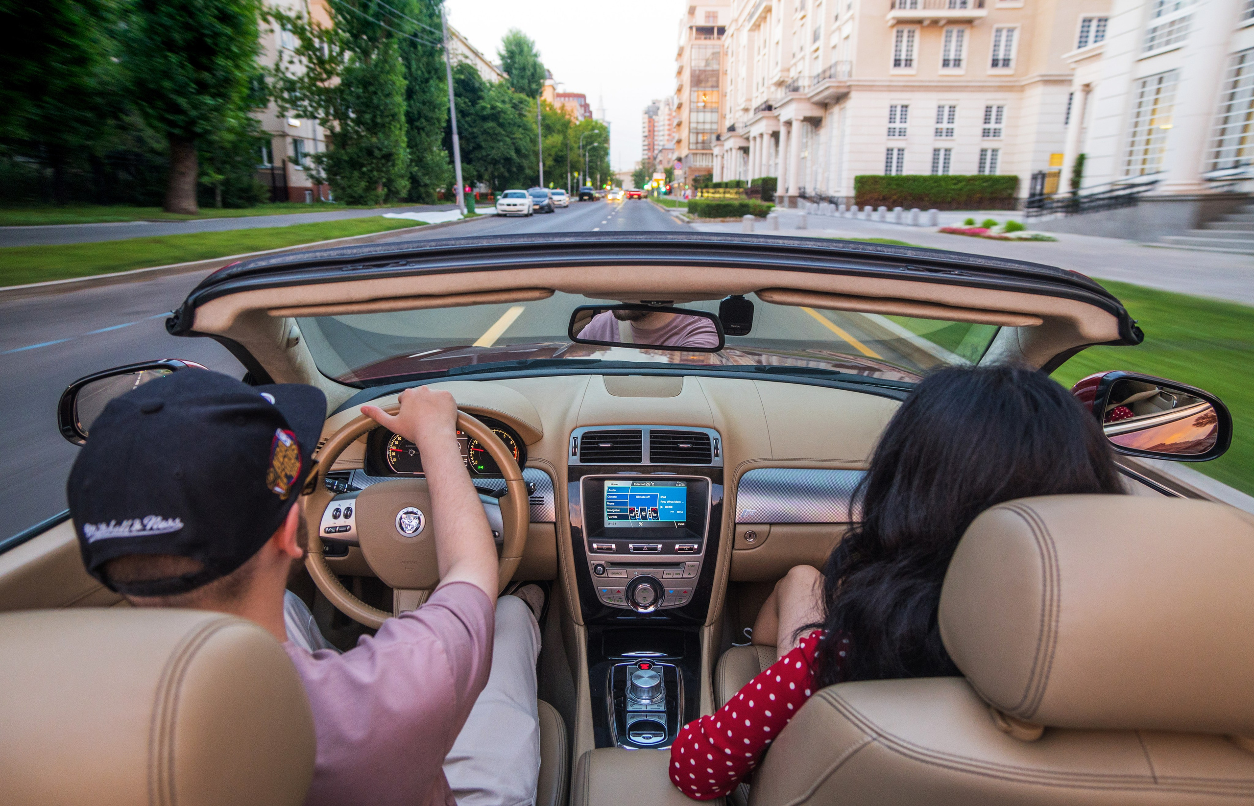 Фотосъемка в кабриолете по улицам Москвы на Jaguar. Жуков Илья  свадебный фотограф в Москве