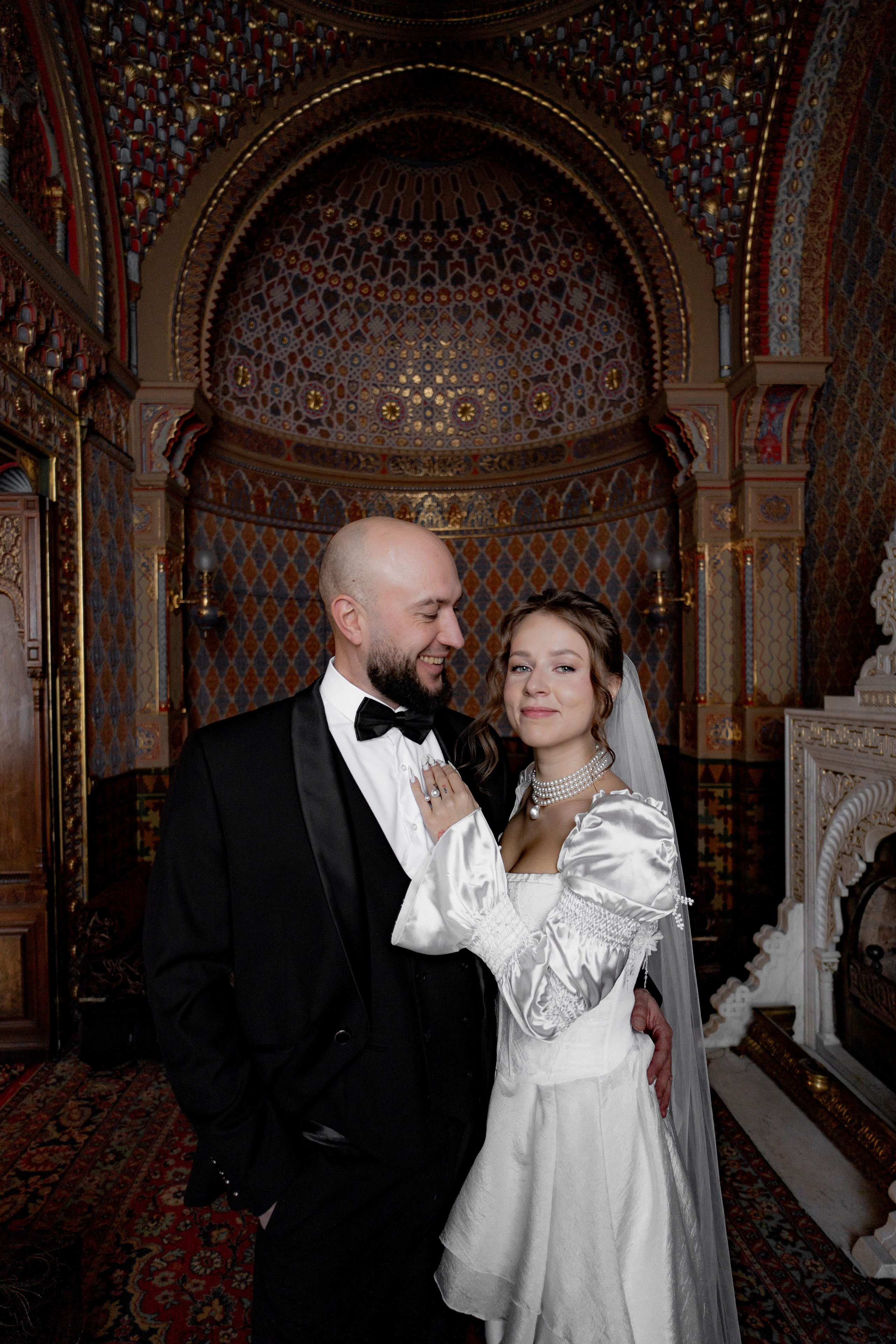 Пара обнимает друг друга во Дворце Великого Князя Владимира в Иорданской гостиной