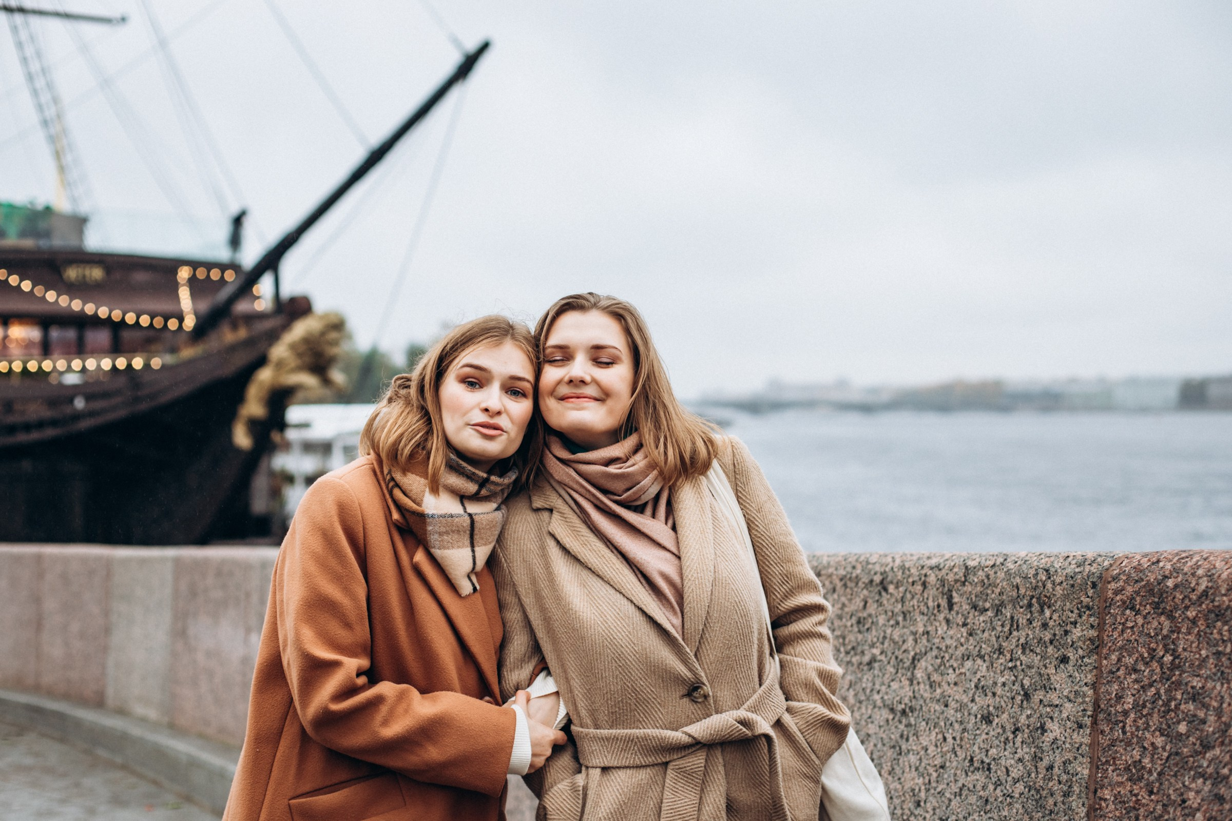 Сестры Саша и Полина в октябре. Фотопрогулка в Петербурге. Индивидуальный и семейный фотограф в Санкт-Петербурге