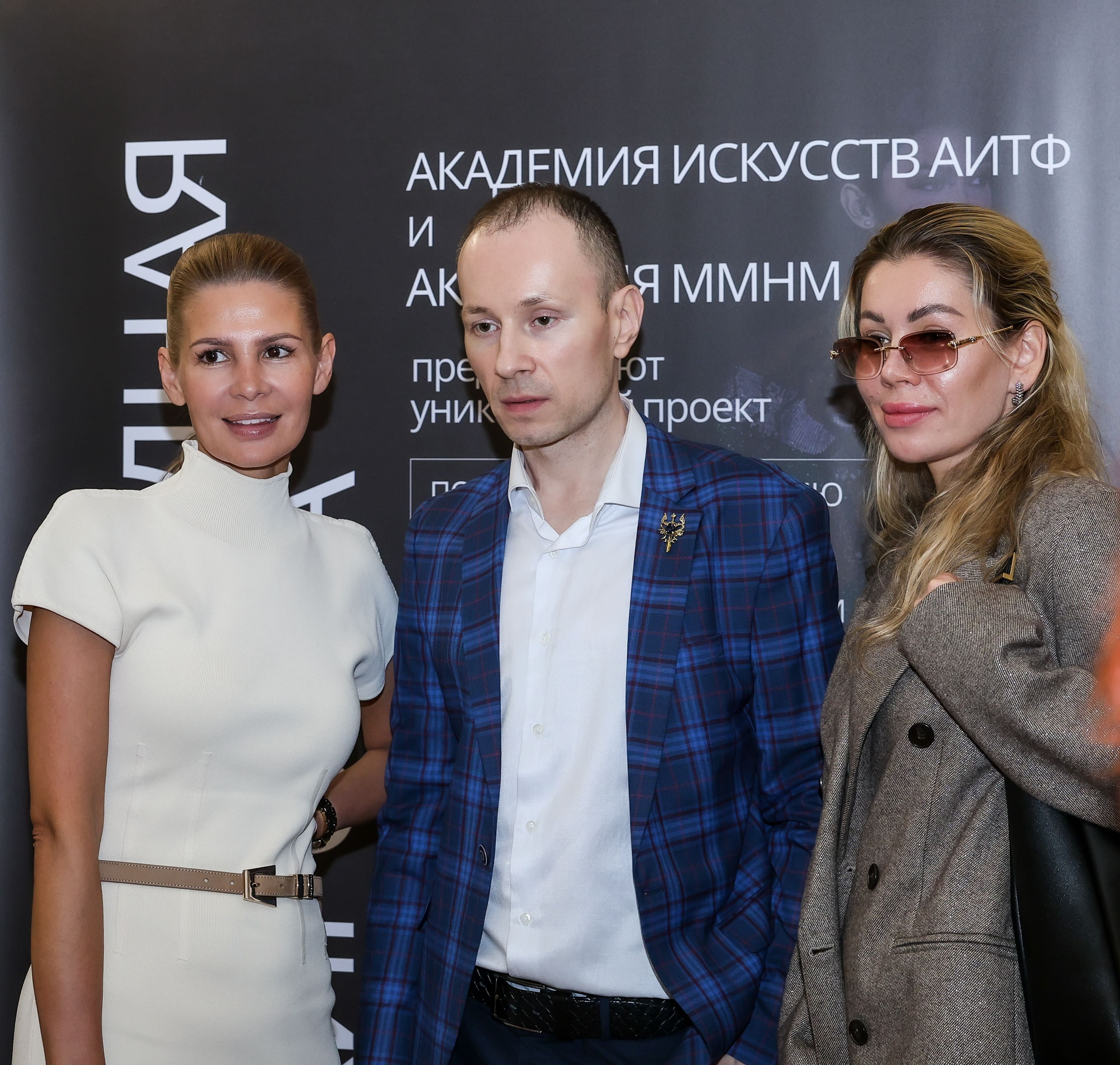 участники Manila Fashion Week обсуждают проекты, фешен встреча, фотограф Карасёва Елена