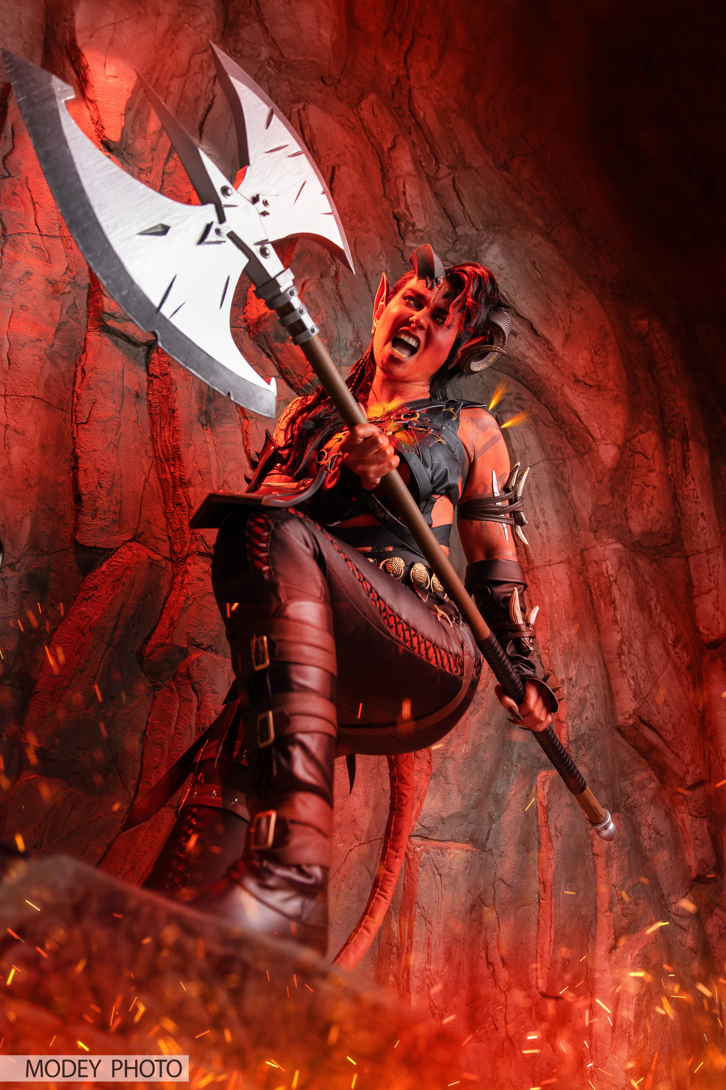 Огненная девушка Карлах из Baldur's Gate 3 (cosplay)