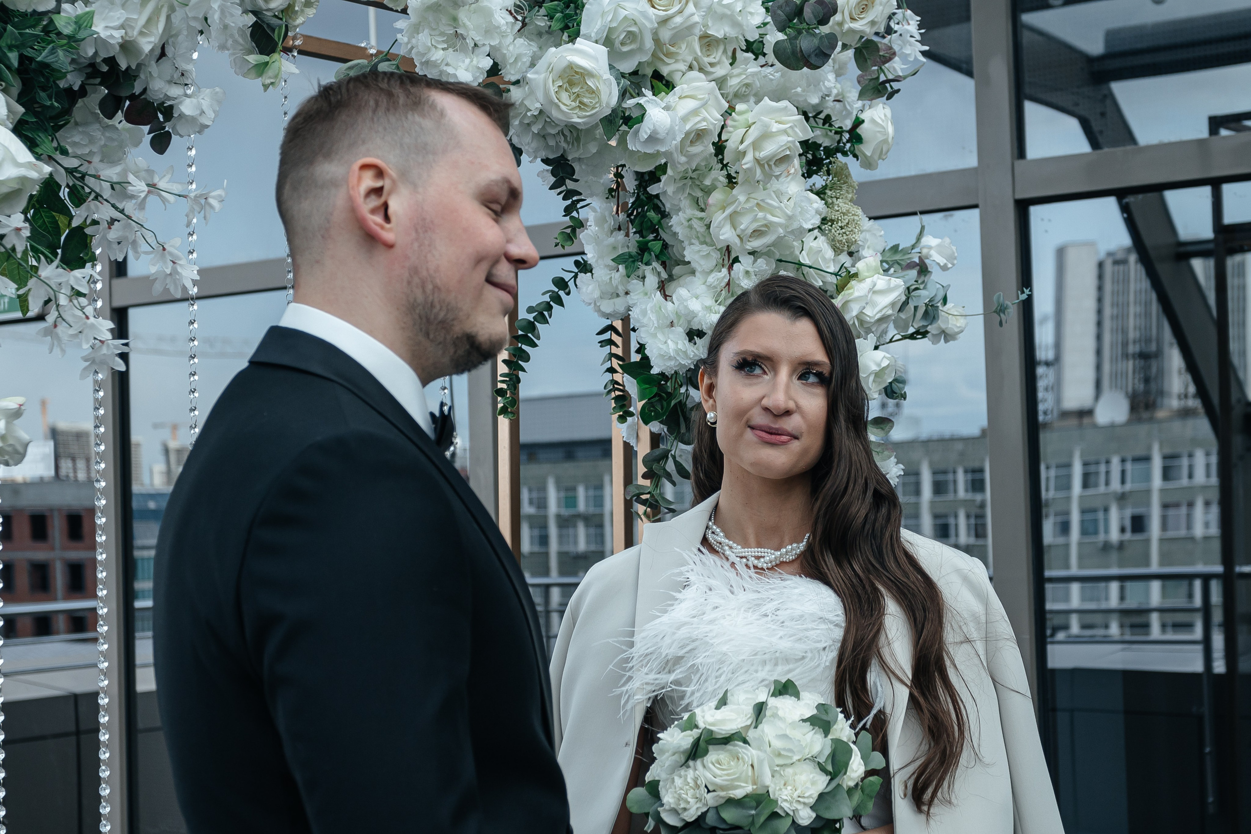 Фотосъёмка выездной регистрации на крыше отеля Сергей и Екатерина. Александр Оношкин. Свадебный фотограф в Екатеринбурге