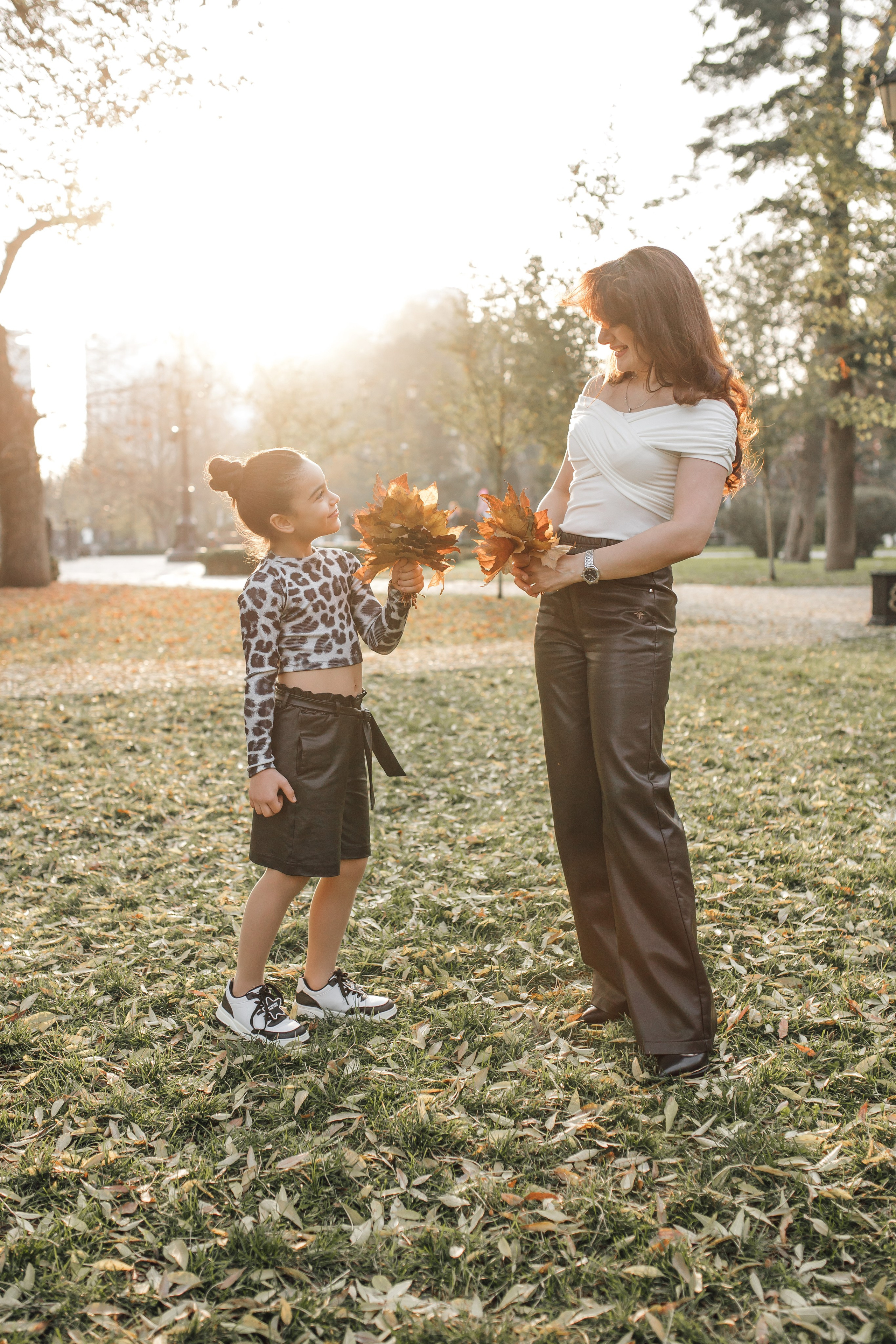 Мама и дочь, осенняя городская прогулка. Фотохудожник Наталия Кирсанова