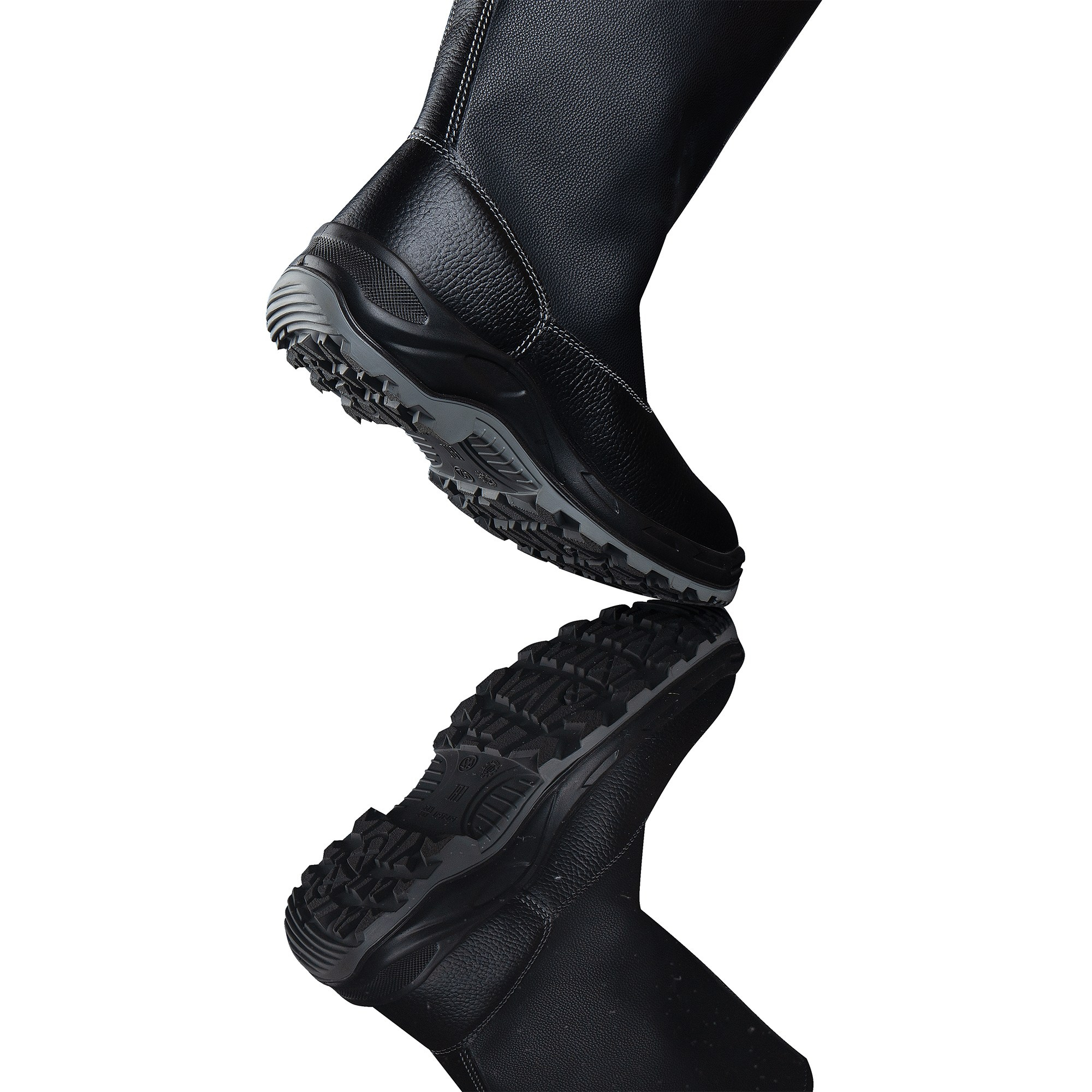 Обувь рабочая, сапоги черные отражение подошва серая вид сзади