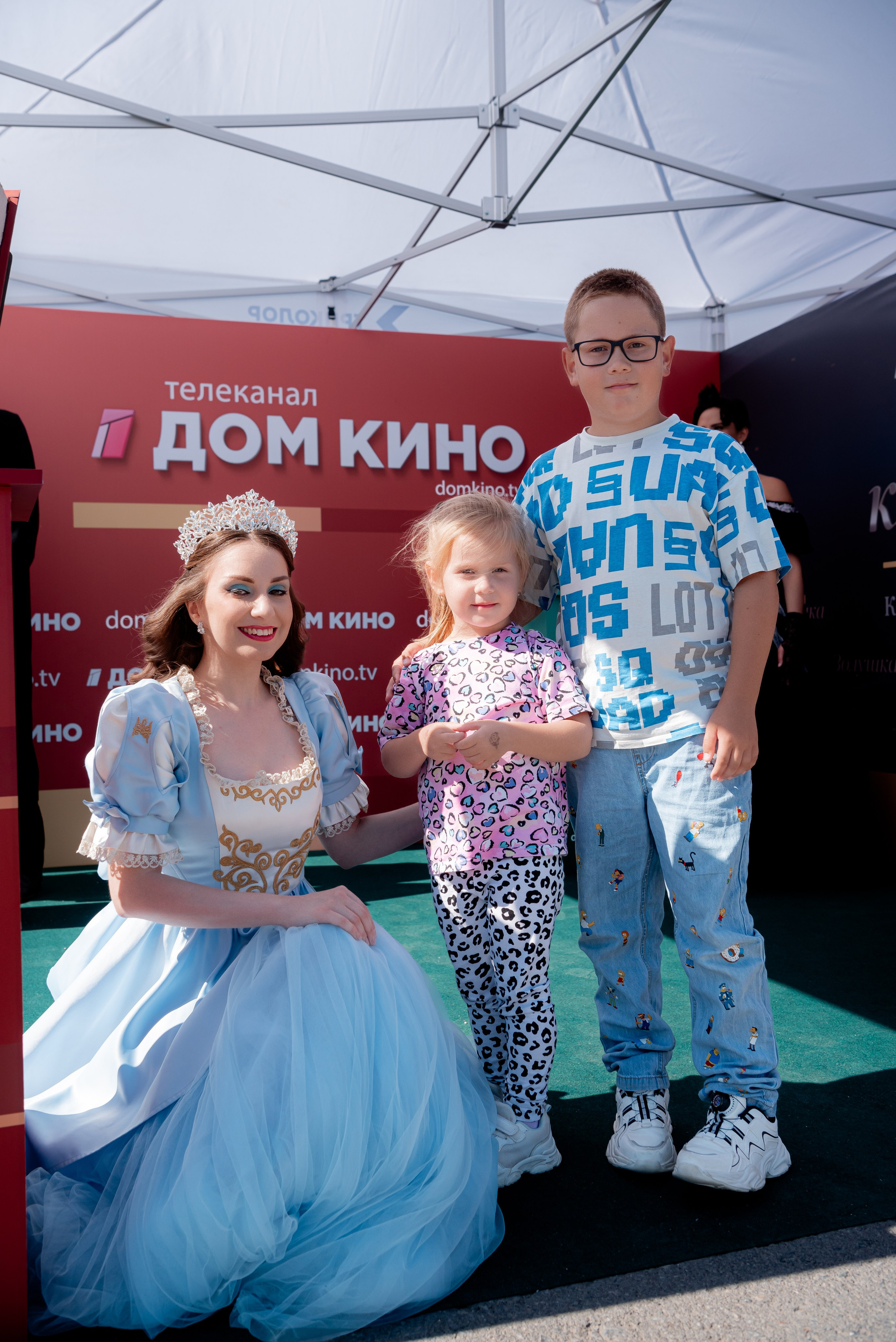 Портретные фото с артистами в палатке Триколор Дом Кинов на день города Волгоград. Фотограф в Волгограде и Волжском Александр Горбань