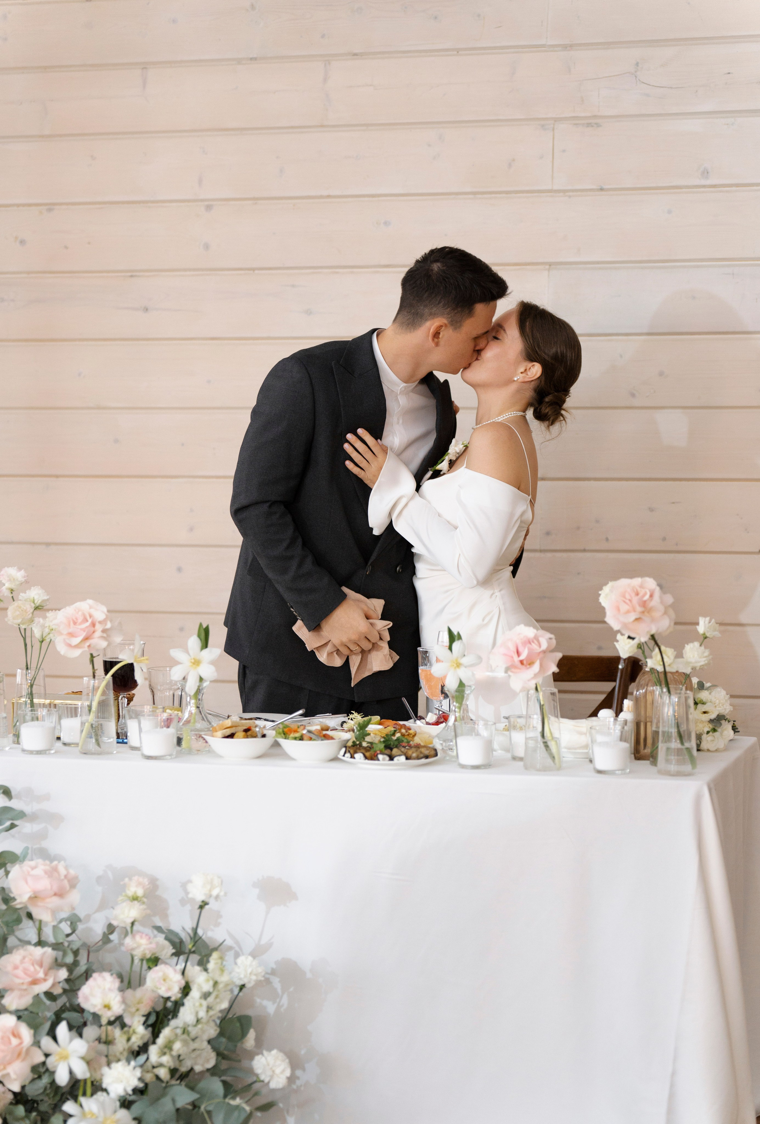 Лёня и Юля. Питер. От утра в отеле до вечеринки в ресторане на заливе. Цифра и плёнка. Свадебный фотограф Катерина Чулкова