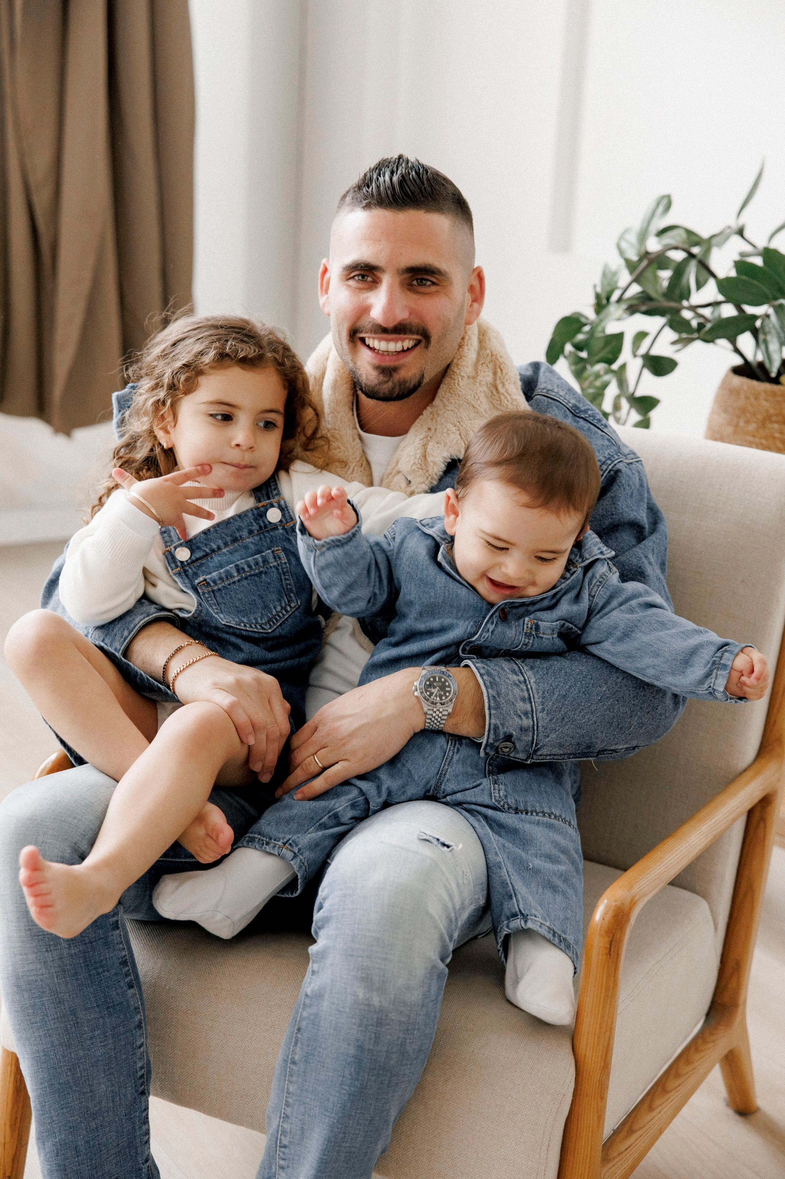 Family photoshoot in White Studio. Wedding and family photographer