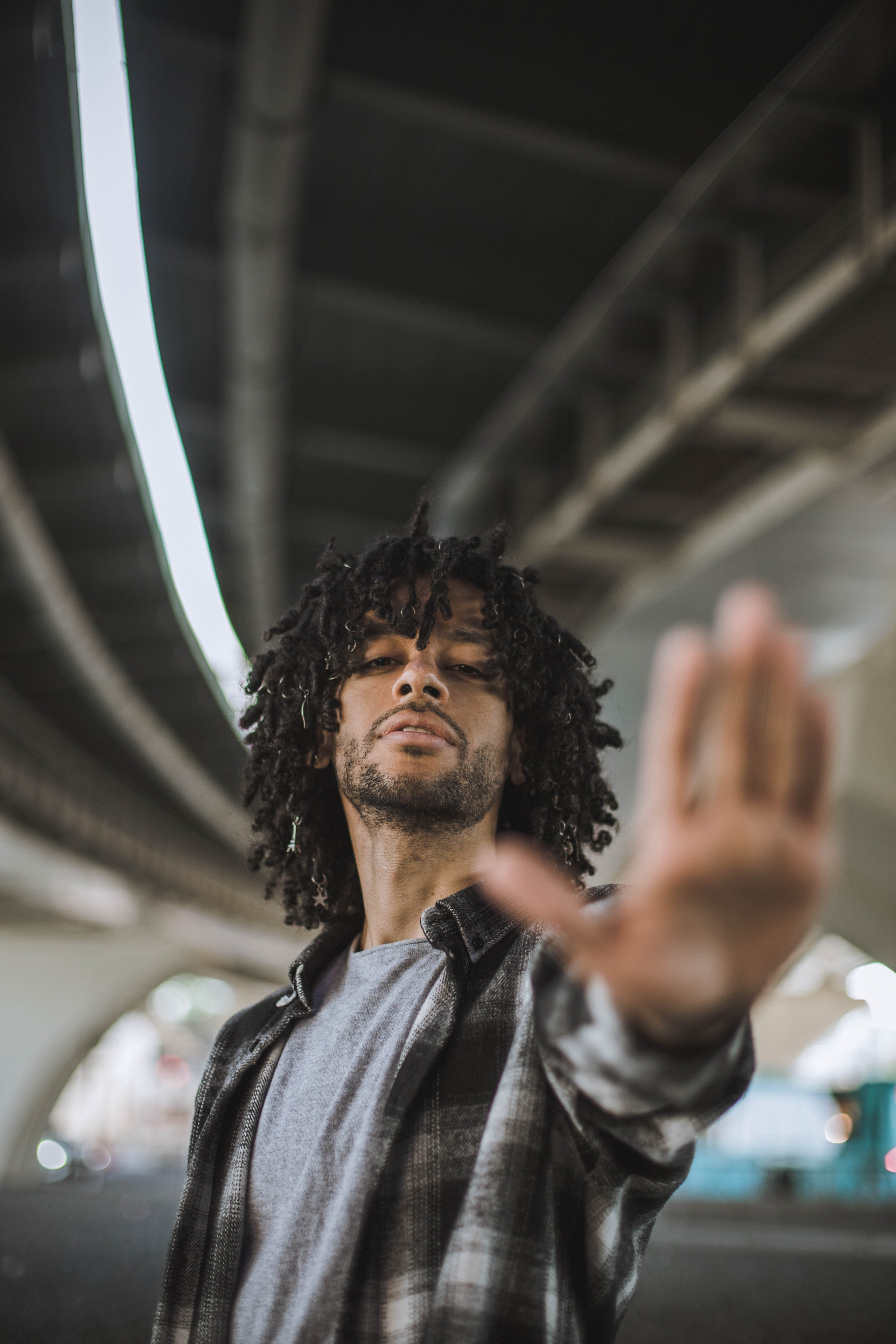 Темнокожий парень с щетиной на лице