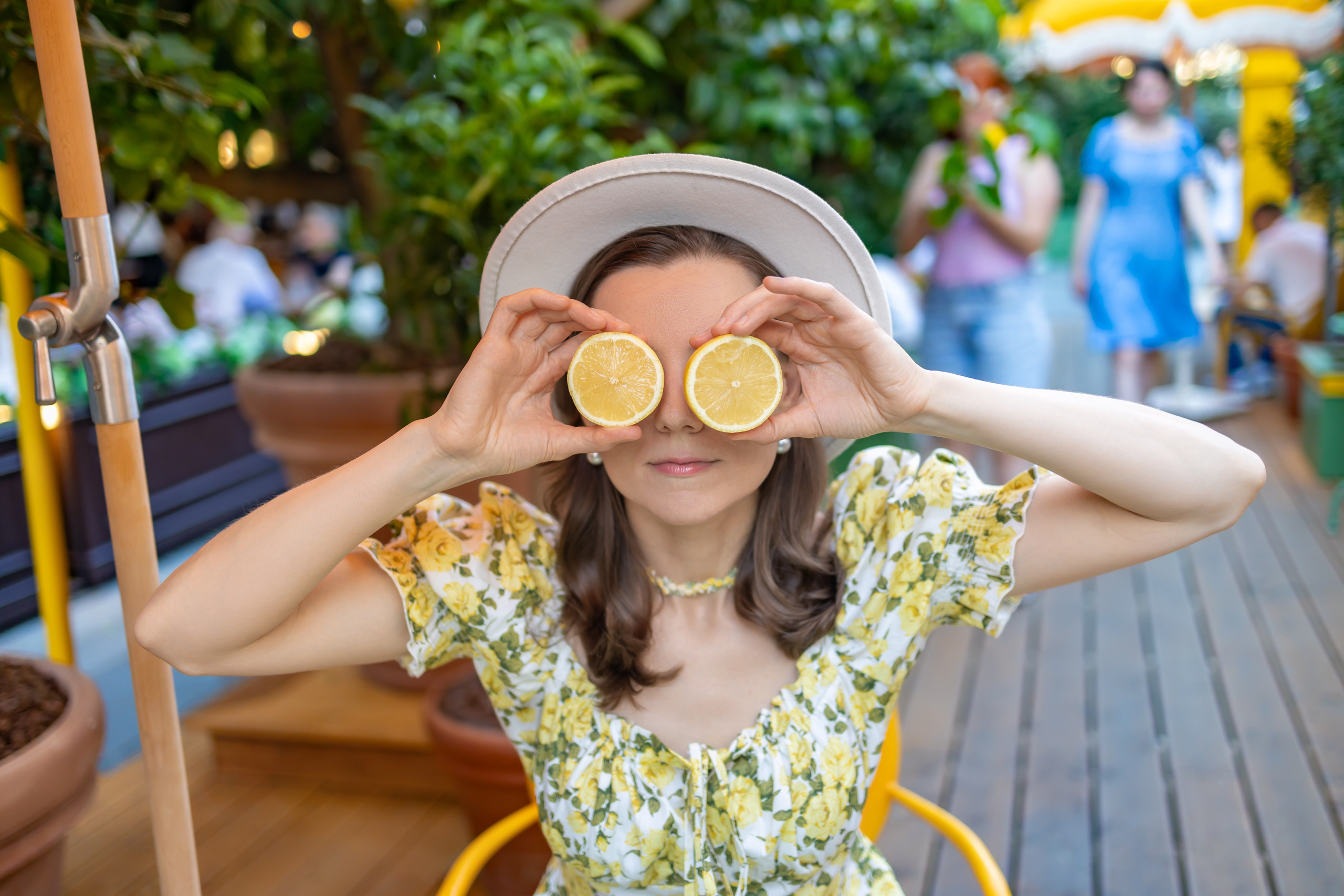 Цитрусовая история: фотосессия с лимонами в Камергерском переулке. Репортажный, семейный и студийный фотограф в Москве Демин Алексей