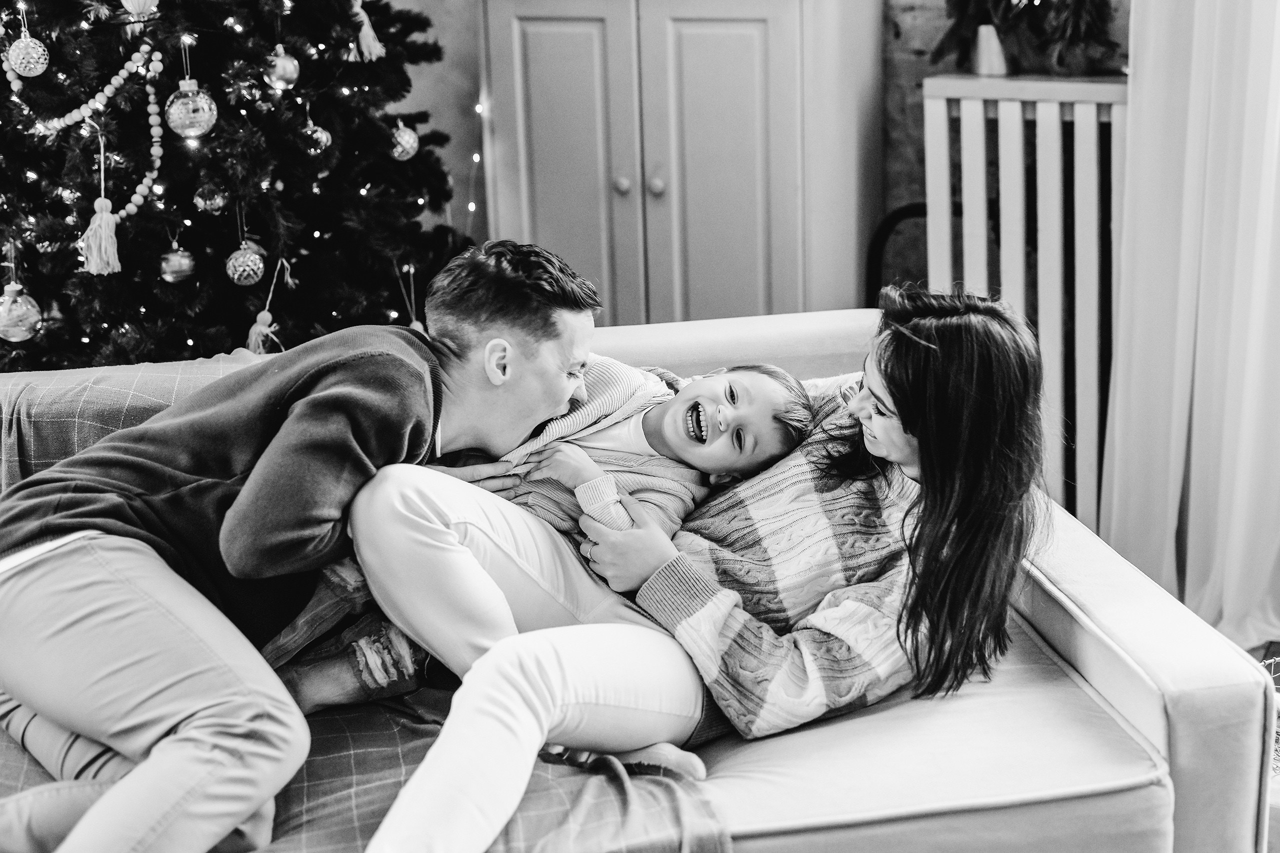 Новогодняя семейная фотосессия: уютные фото у ёлки в студии в Красноярске. 📸 Свадебный и семейный фотограф в Красноярске Тихомиров Евгений | 17 лет опыта | 800+ свадеб