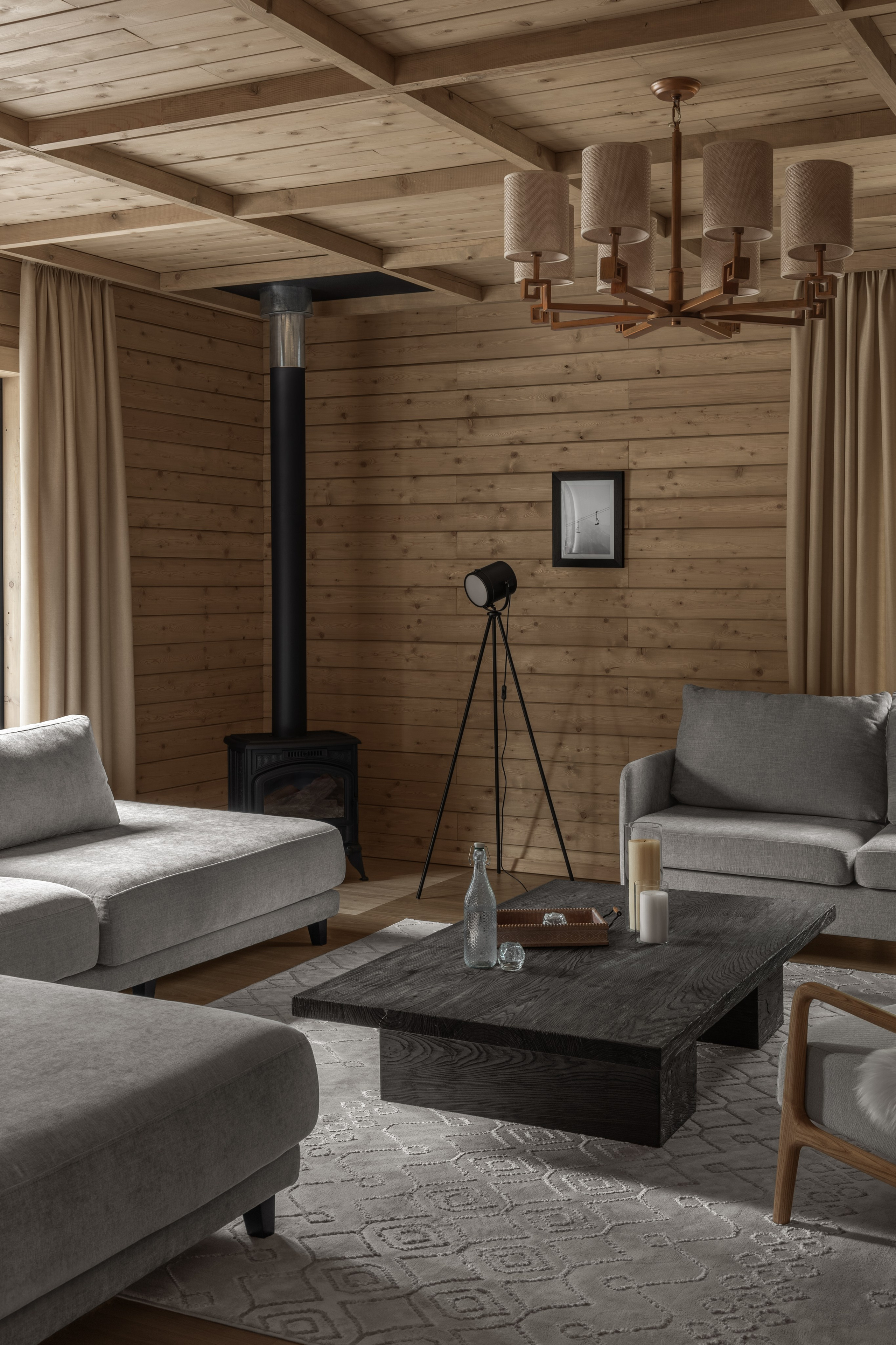 Профессиональная фотосъёмка интерьера, дерево в интерьере, гостиная домика в горах с печкой.