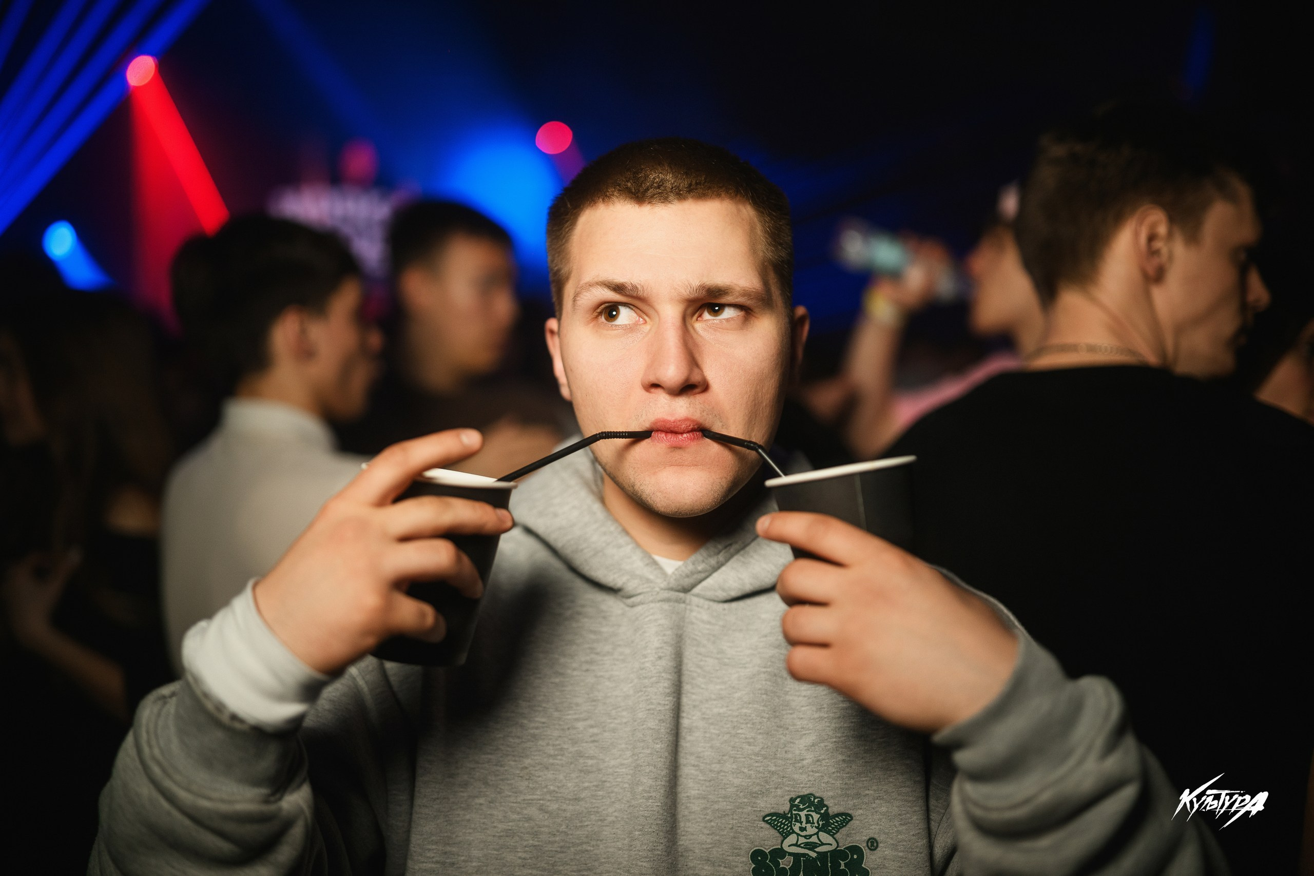 Ночная съёмка в клубе: репортажные кадры и портреты гостей, общий план зала с атмосферным светом и динамикой вечеринки