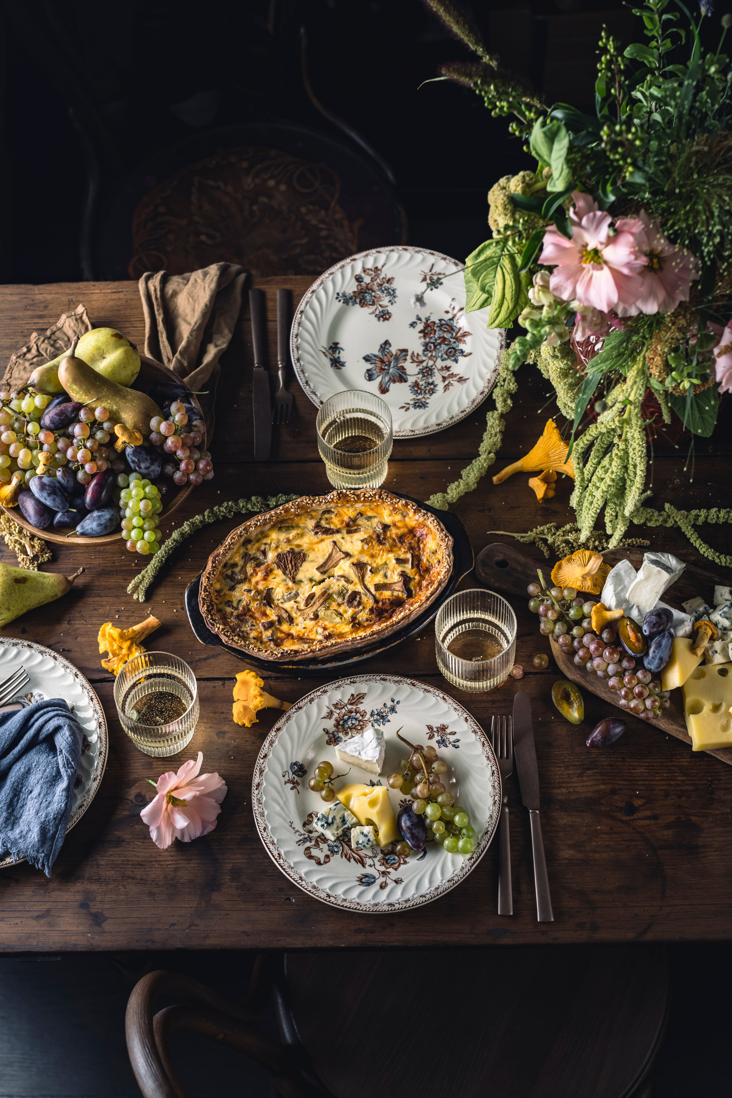 Киш с лисичками сервировка. Foodie Stories (гастрономические истории) рекламная фуд-фотосъёмка, Москва