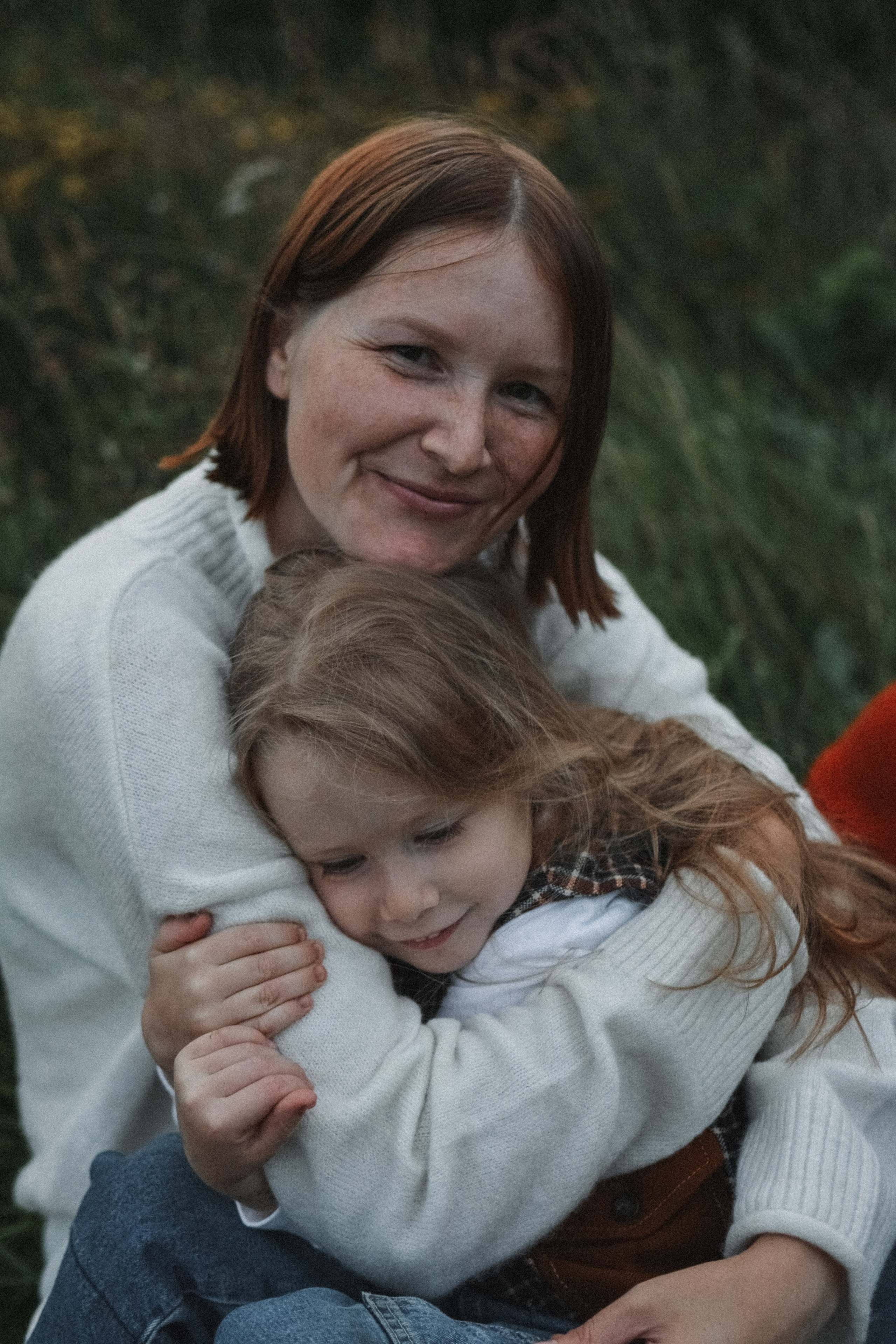 Мама и дочь в лесу. Alenasokolowa.ru