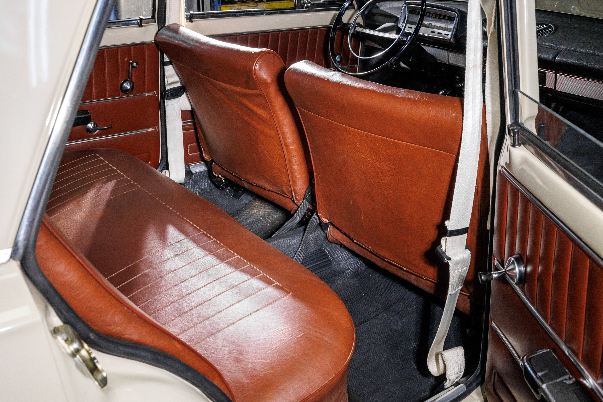 Автомобильная фотосъемка ВАЗ 2101 после реставрации в Бюро "Наследие"