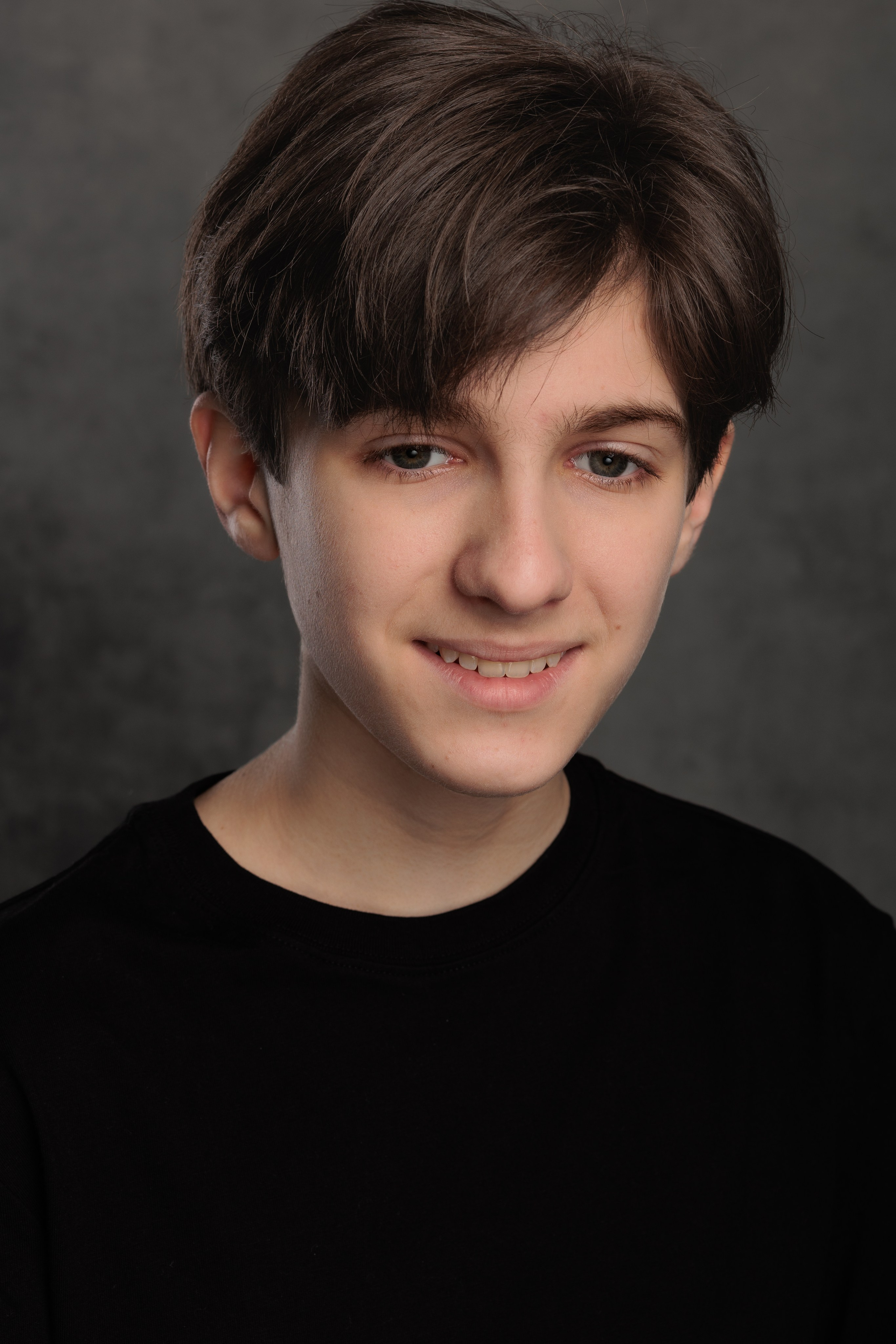 АРТЕМ. Я фотограф из Москвы к Вашим услугам