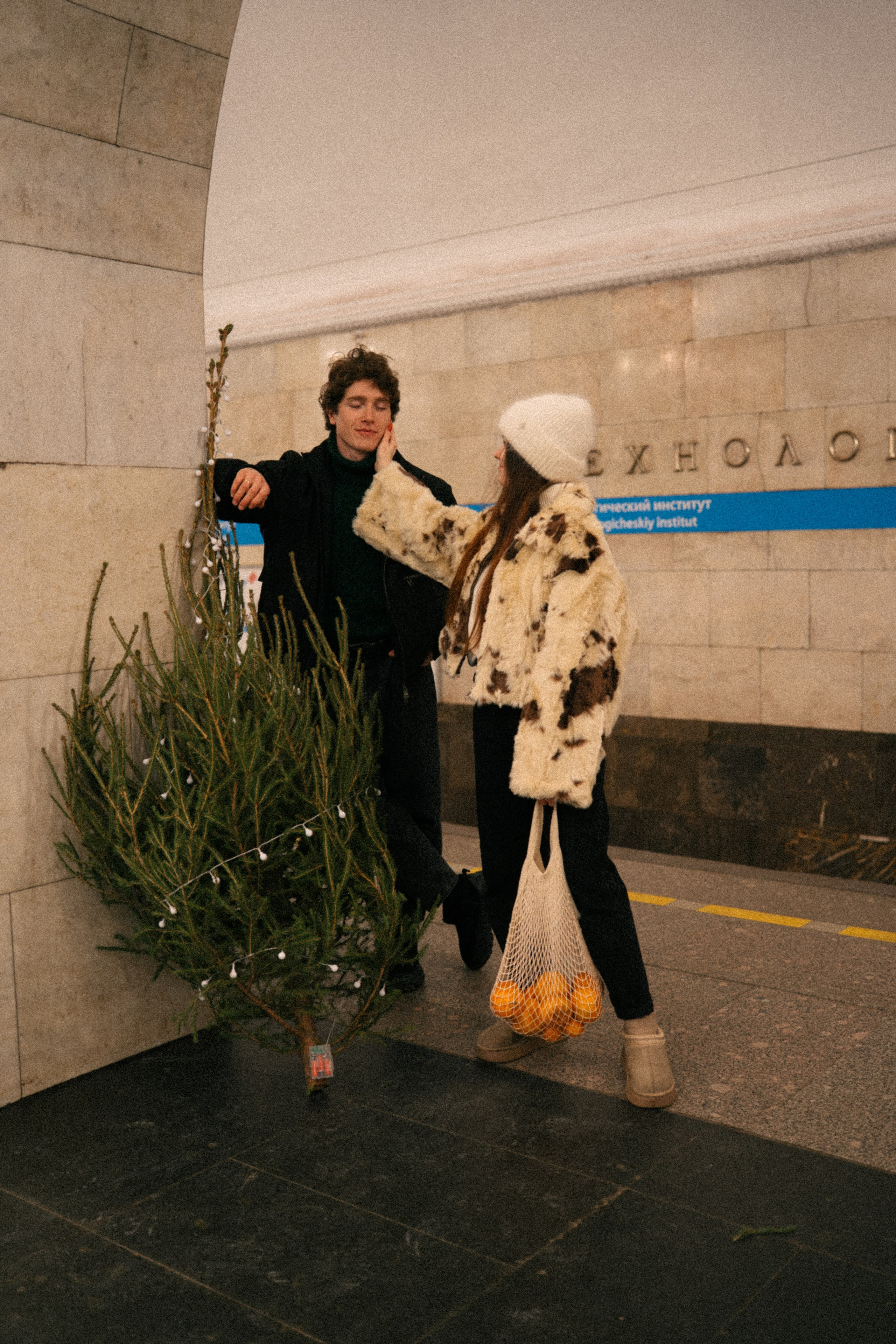 НОВОГОДНЯЯ ПРОГУЛКА ПАРЫ ПО ЧЕРНЫШЕВСКОЙ ПЕРЕД НОВЫМ ГОДОМ. Профессиональный фотограф, Санкт-Петербург — Виктория Богомолова