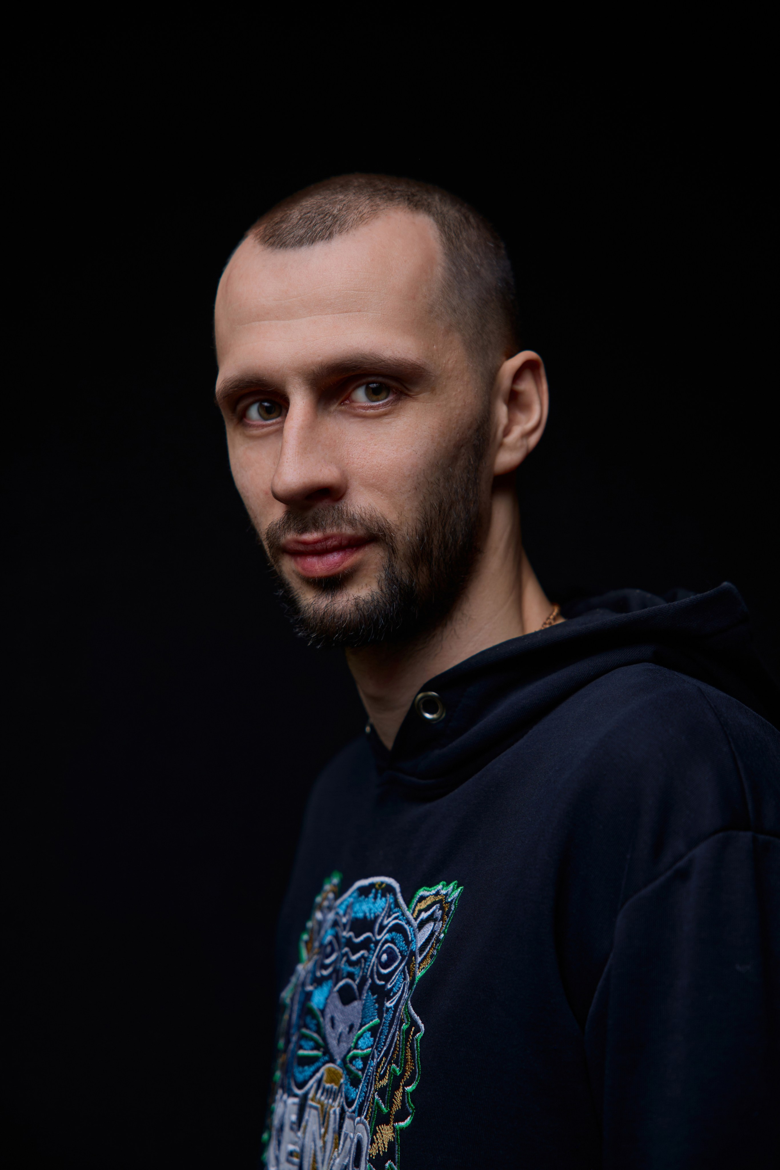 Баскетболист Денис Левшин (команда Темп-Сумз-УГМК) в профессиональной студийной фотосессии: Фото: Илья Новиков