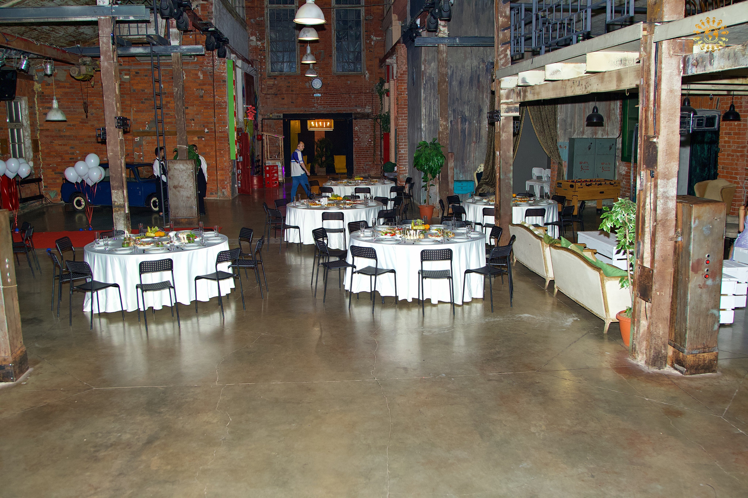 Выпускной 2023 (9-й класс, школа № 46). Loft Urban. Москва. Репортажная съемка в Москве и области. Анималистика