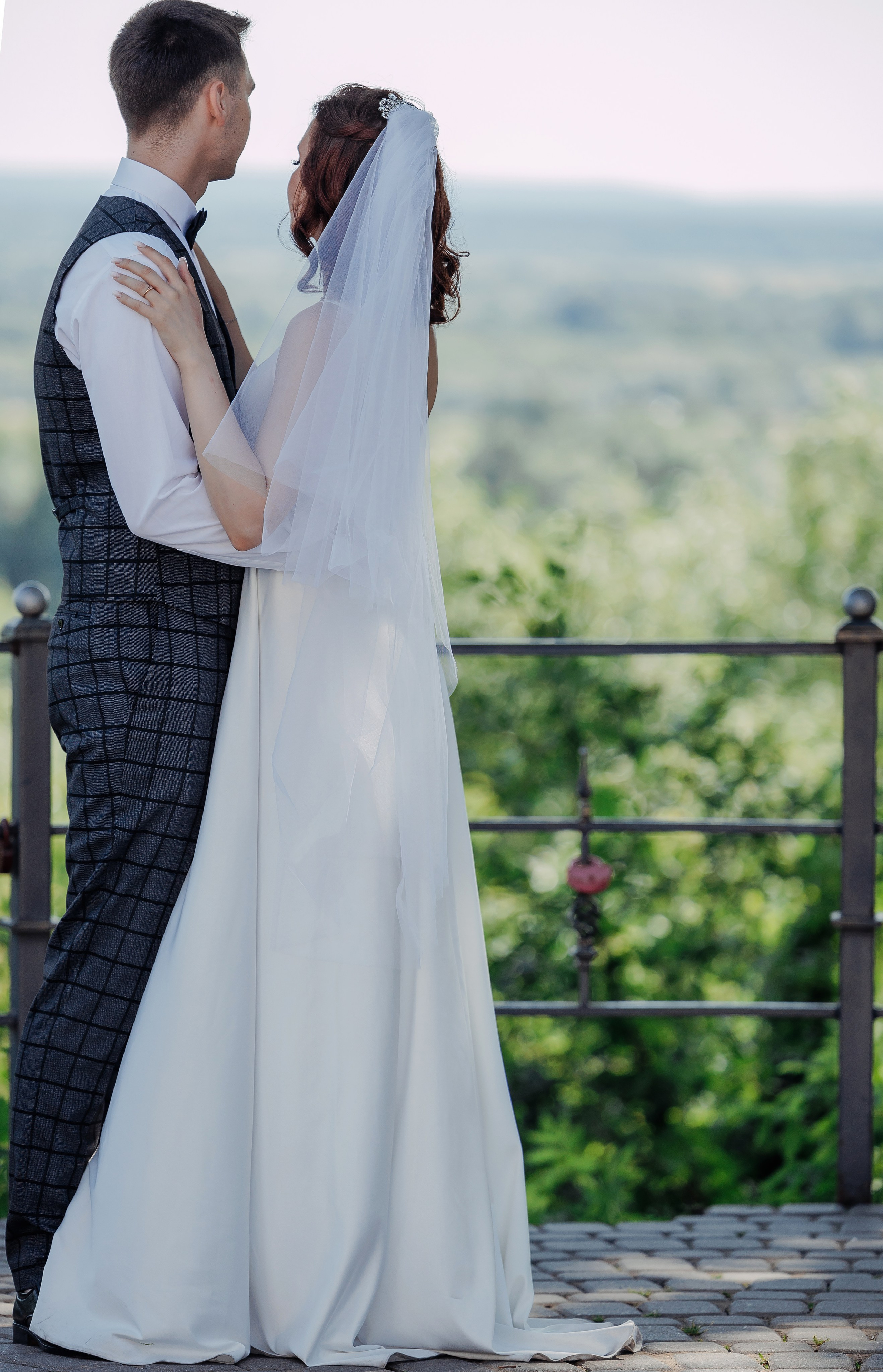 молодожёны на смотровой площадке