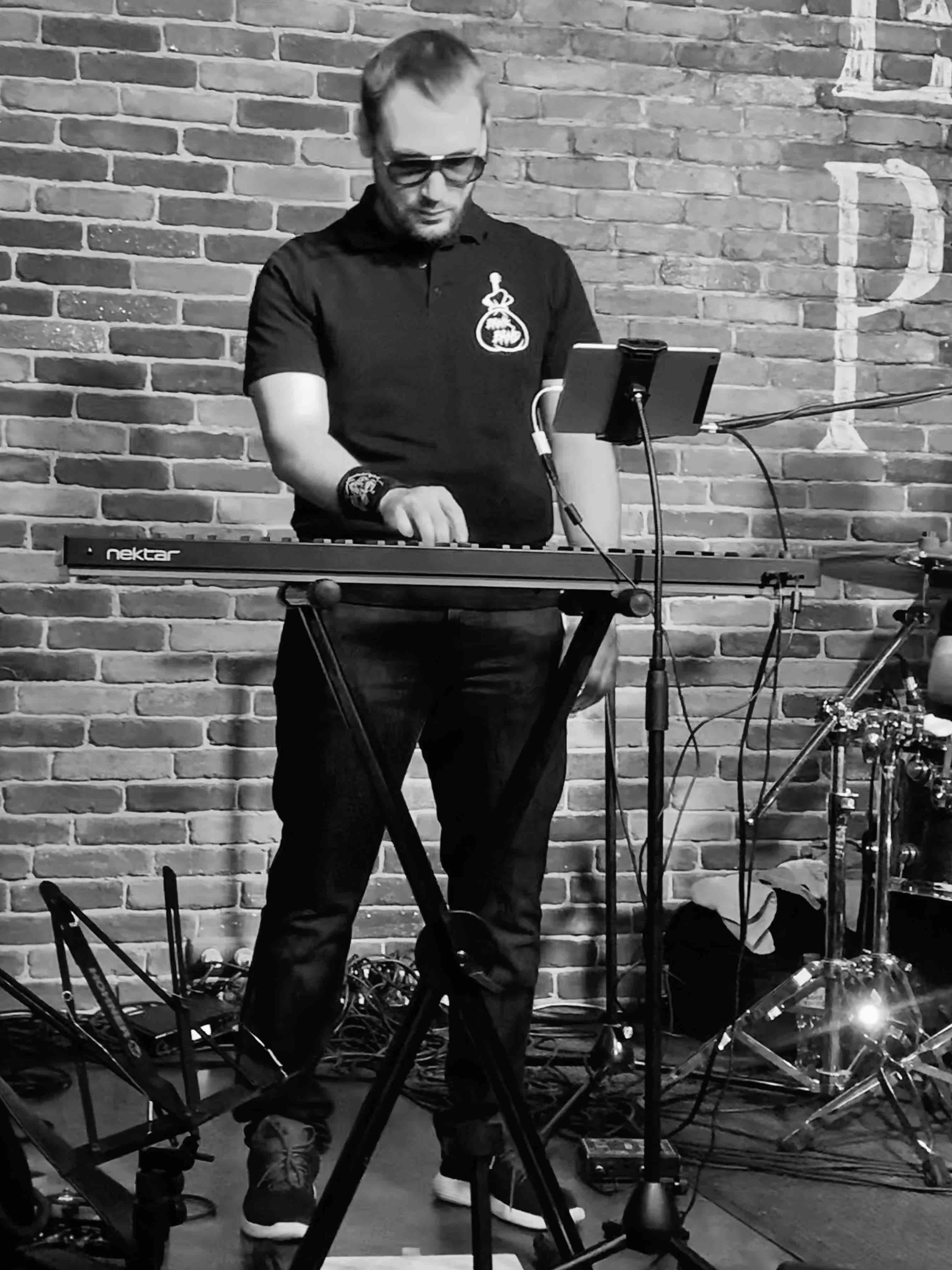 LifePub 16.03.2022. Московская кавер-группа BankBand