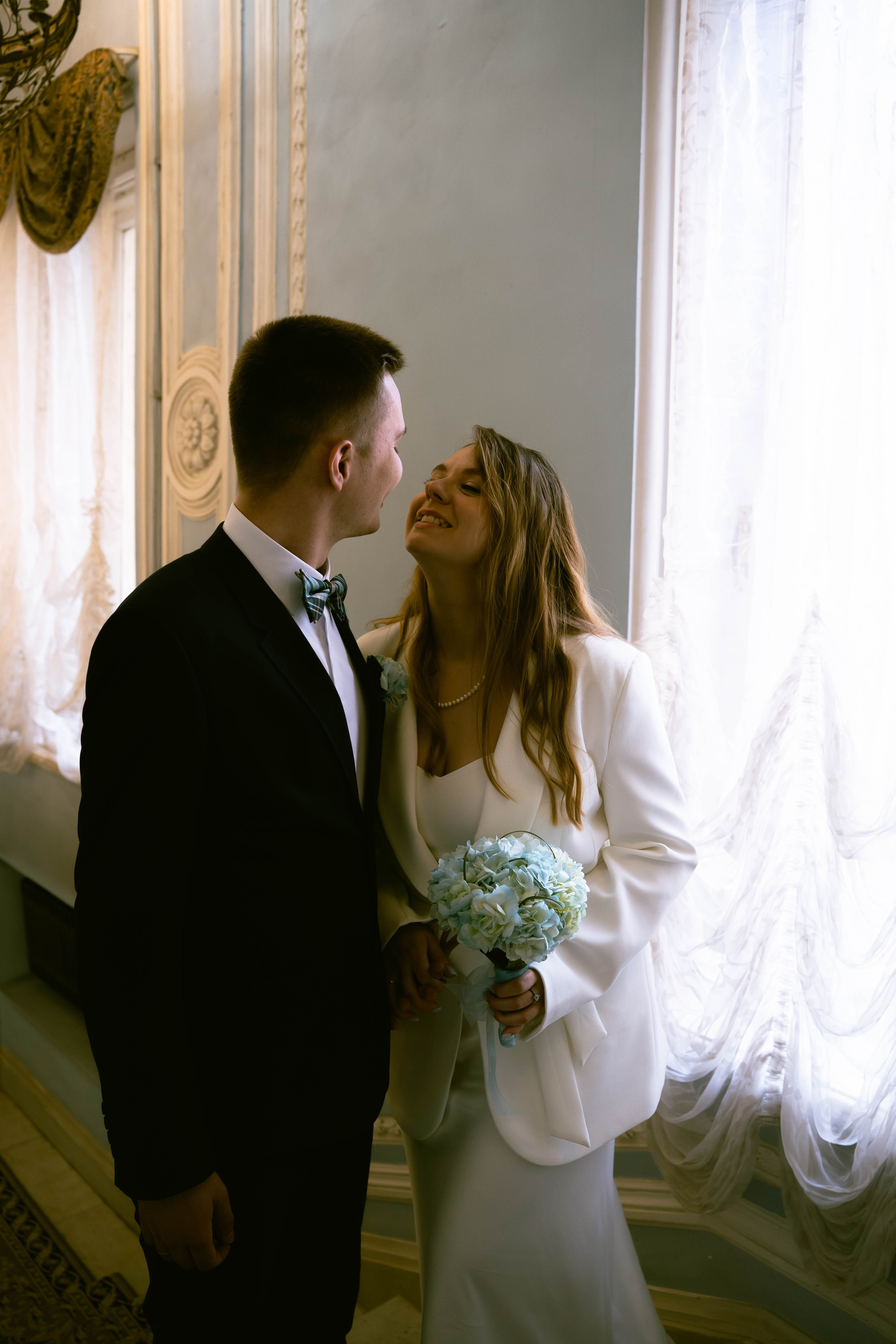 Молодые радуются что поженились фотосессия 