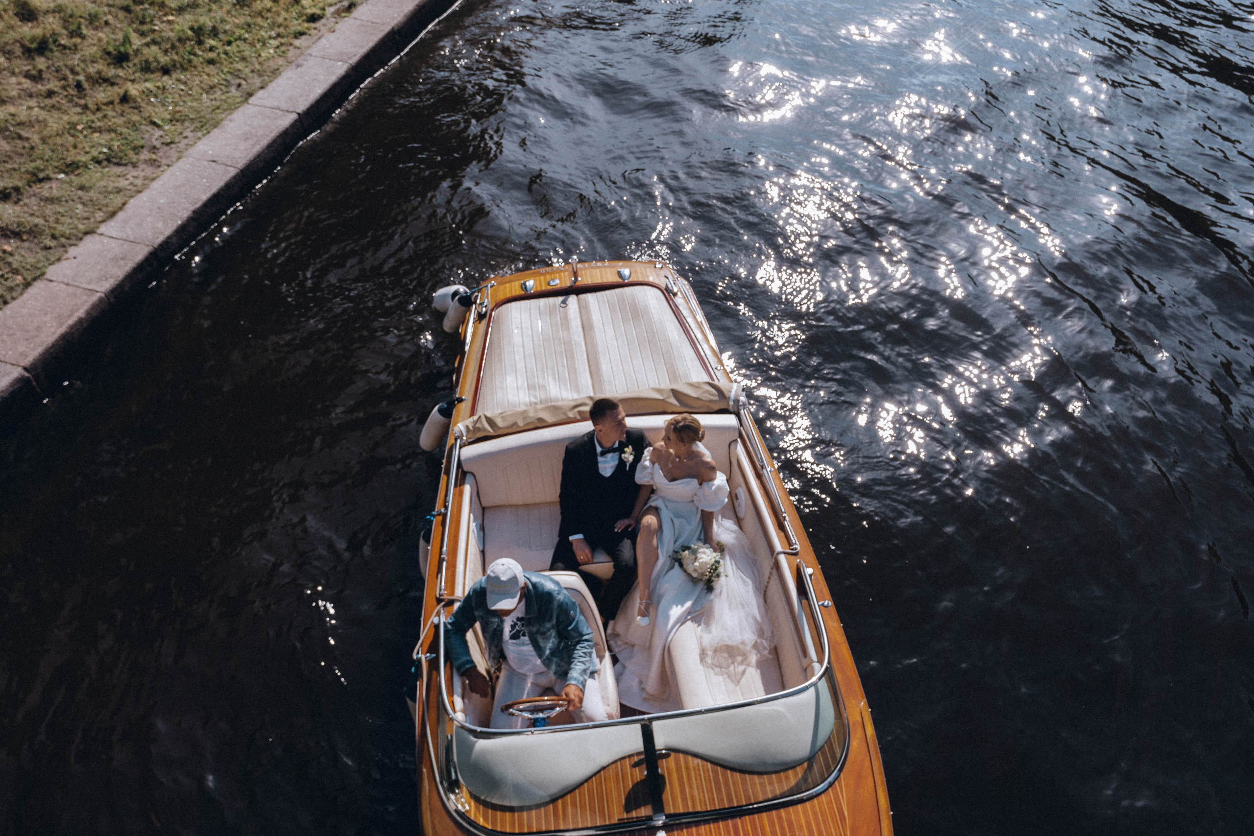 СВАДЕНБНАЯ СЬЕМКА НА КАТЕРЕ ПО КАНАЛАМ САНКТ-ПЕТЕРБУРГА И В АКВАТОРИИ НЕВЫ. Профессиональный фотограф, Санкт-Петербург — Виктория Богомолова