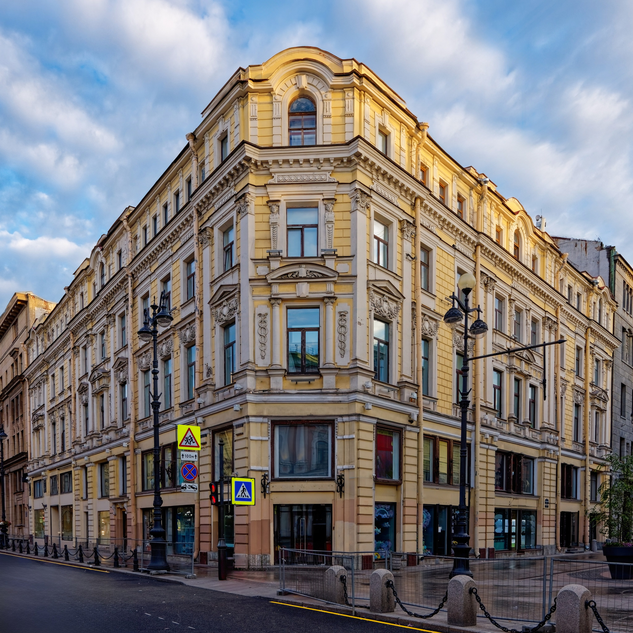 Санкт-Петербург, Невский проспект, дом 16 (Большая Морская улица, дом 7). Доходный дом С. М. Тедески (дом Зубова), 1881 год. Архитектор Людвиг Францевич Шперер. ОКНРЗ 7831016000