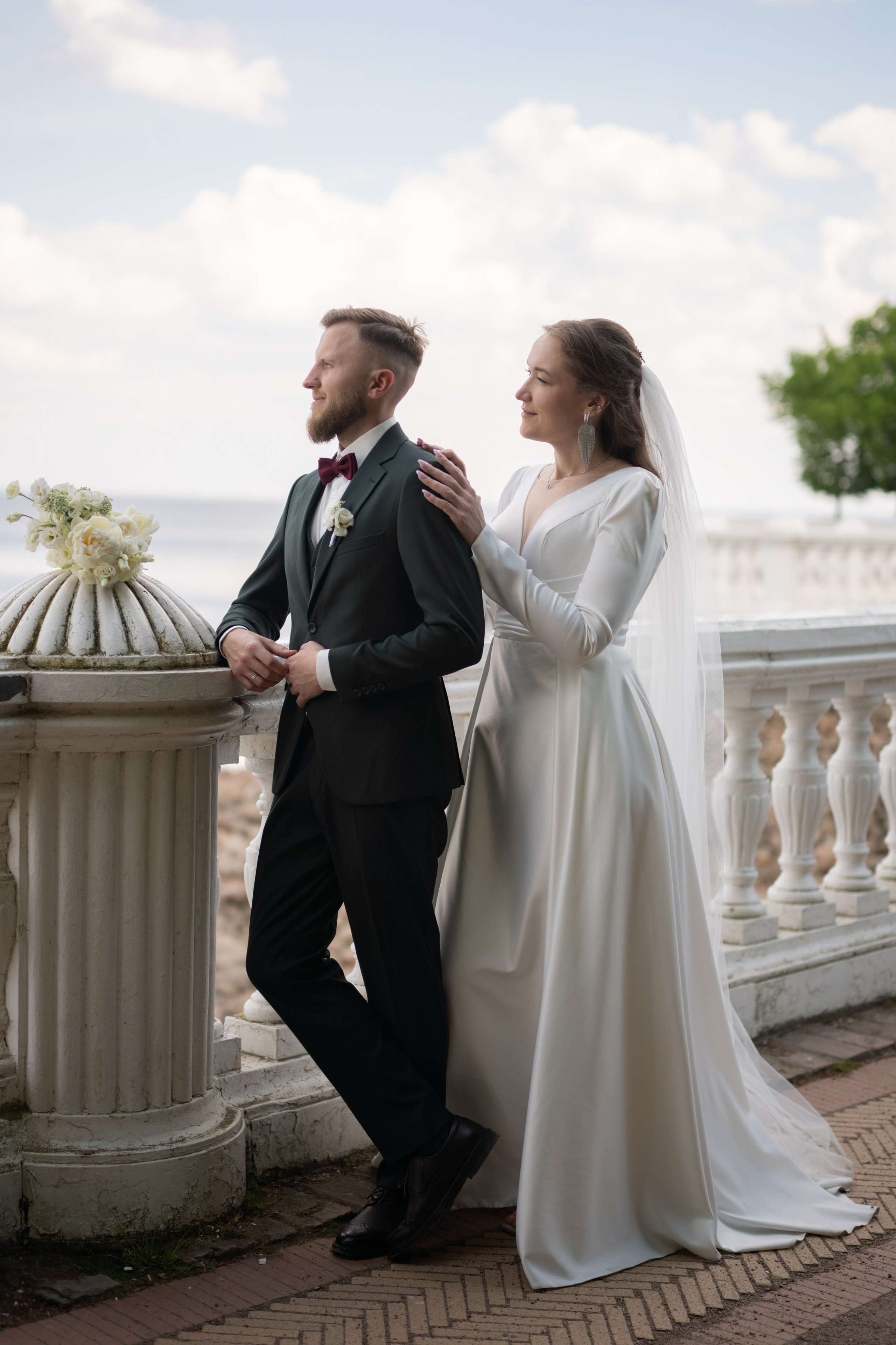 Красивые места для свадебной фотосессии летом в Санкт-Петербурге. Свадебный фотограф Александр Невский в Санкт-Петербурге