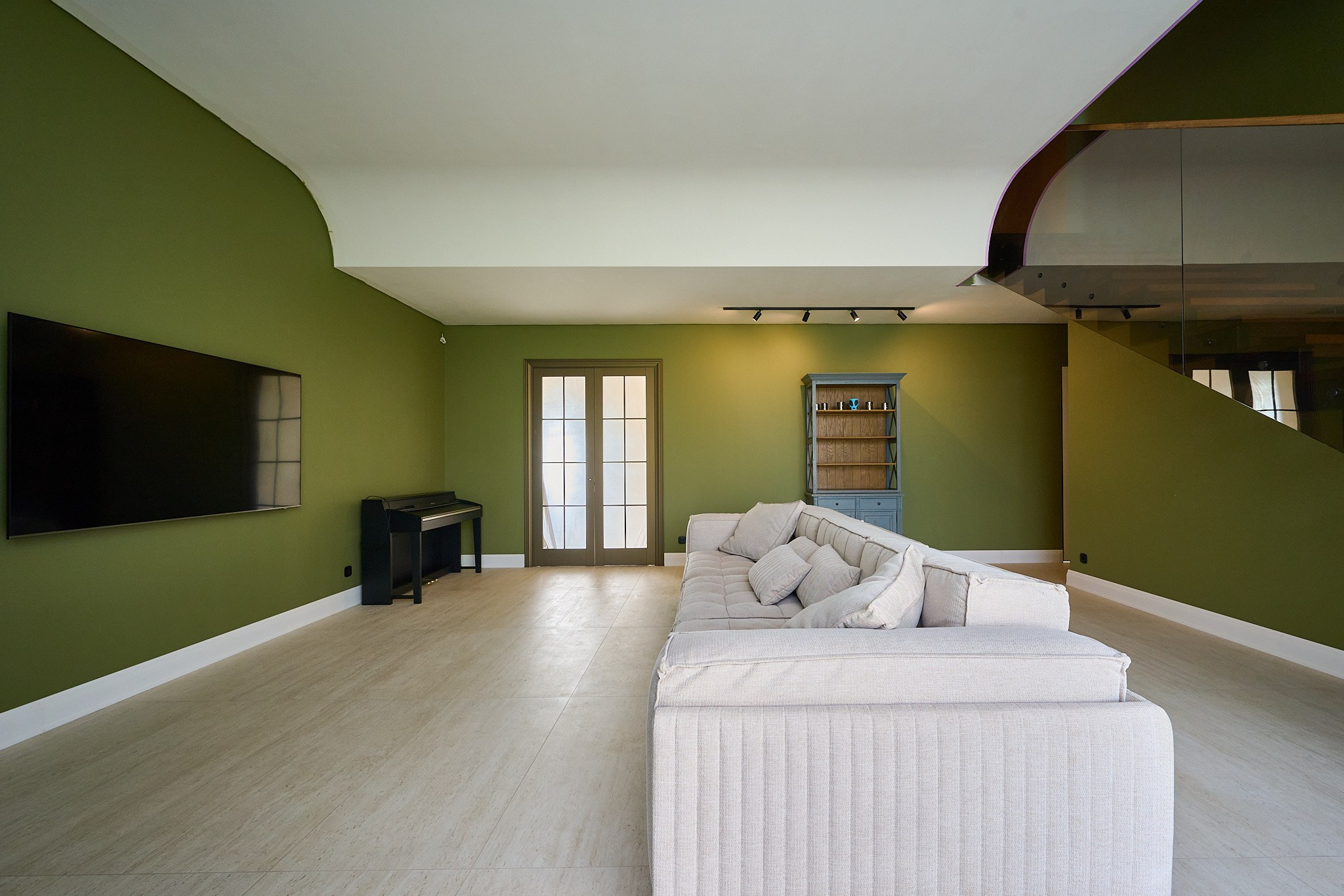 гостиная в хаки оттенках белым диваном  голубым шкафчиком белым потолком 