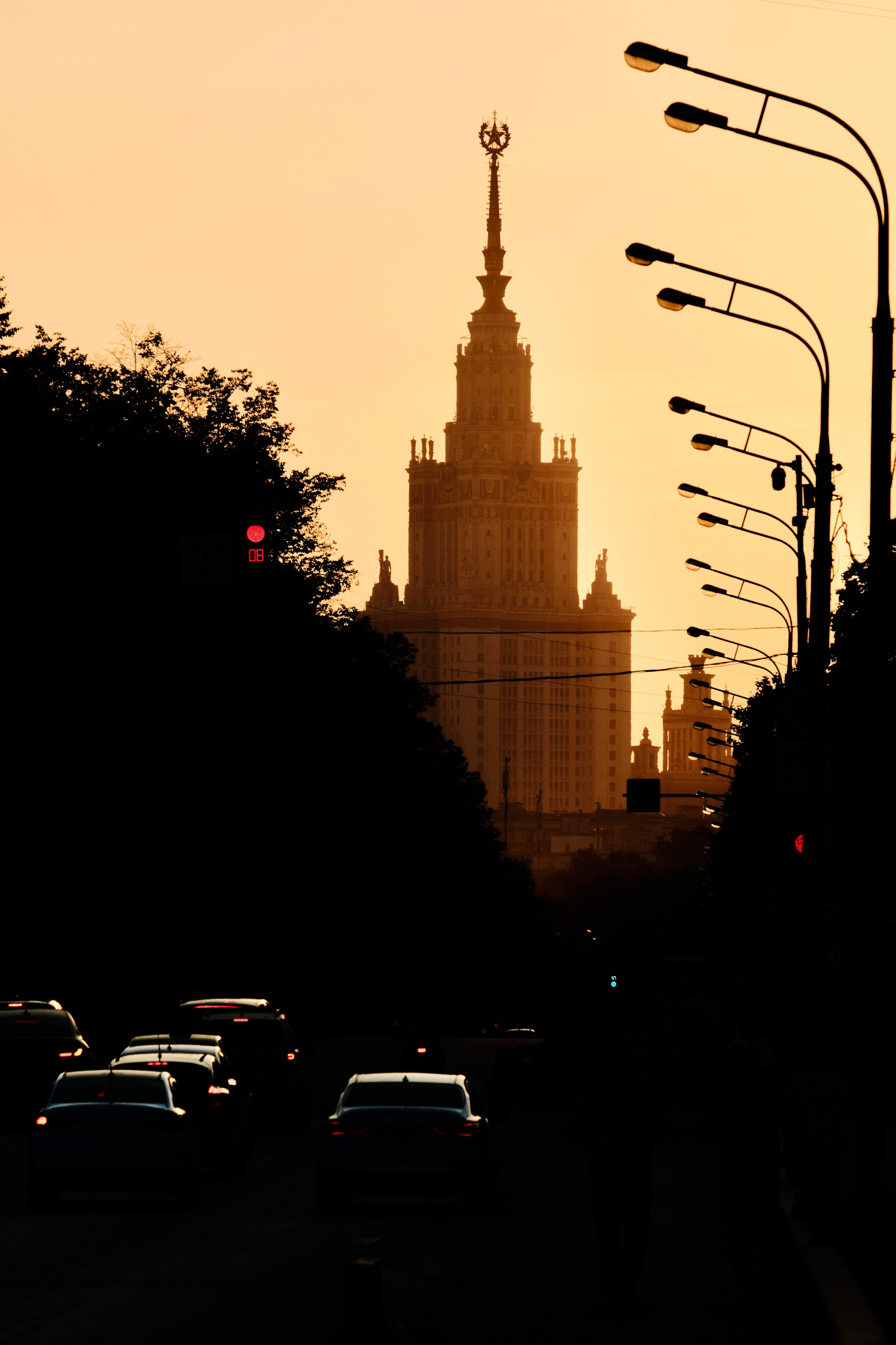 Здание МГУ на фоне заката