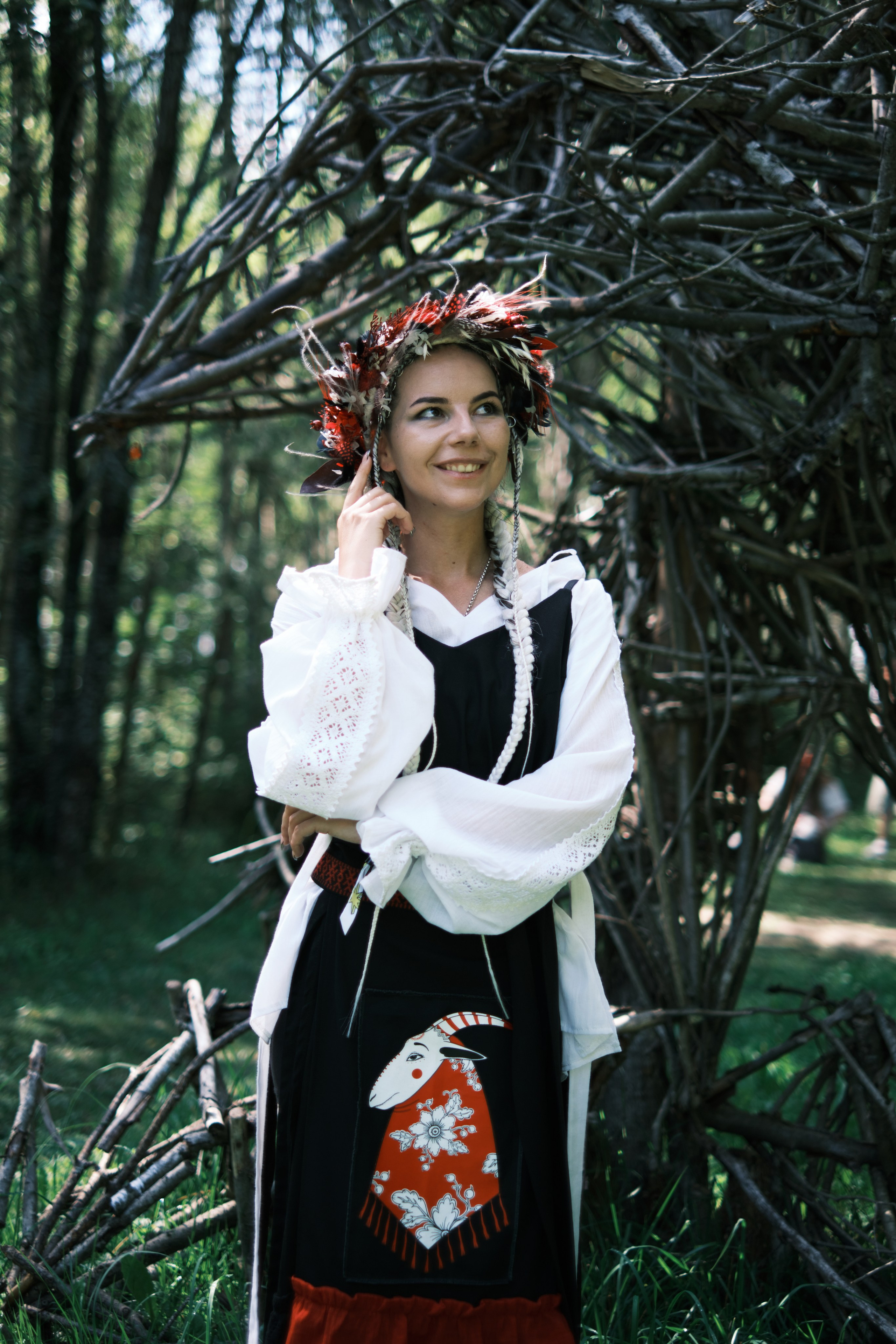 Девушка  веником в костюме в русском стиле