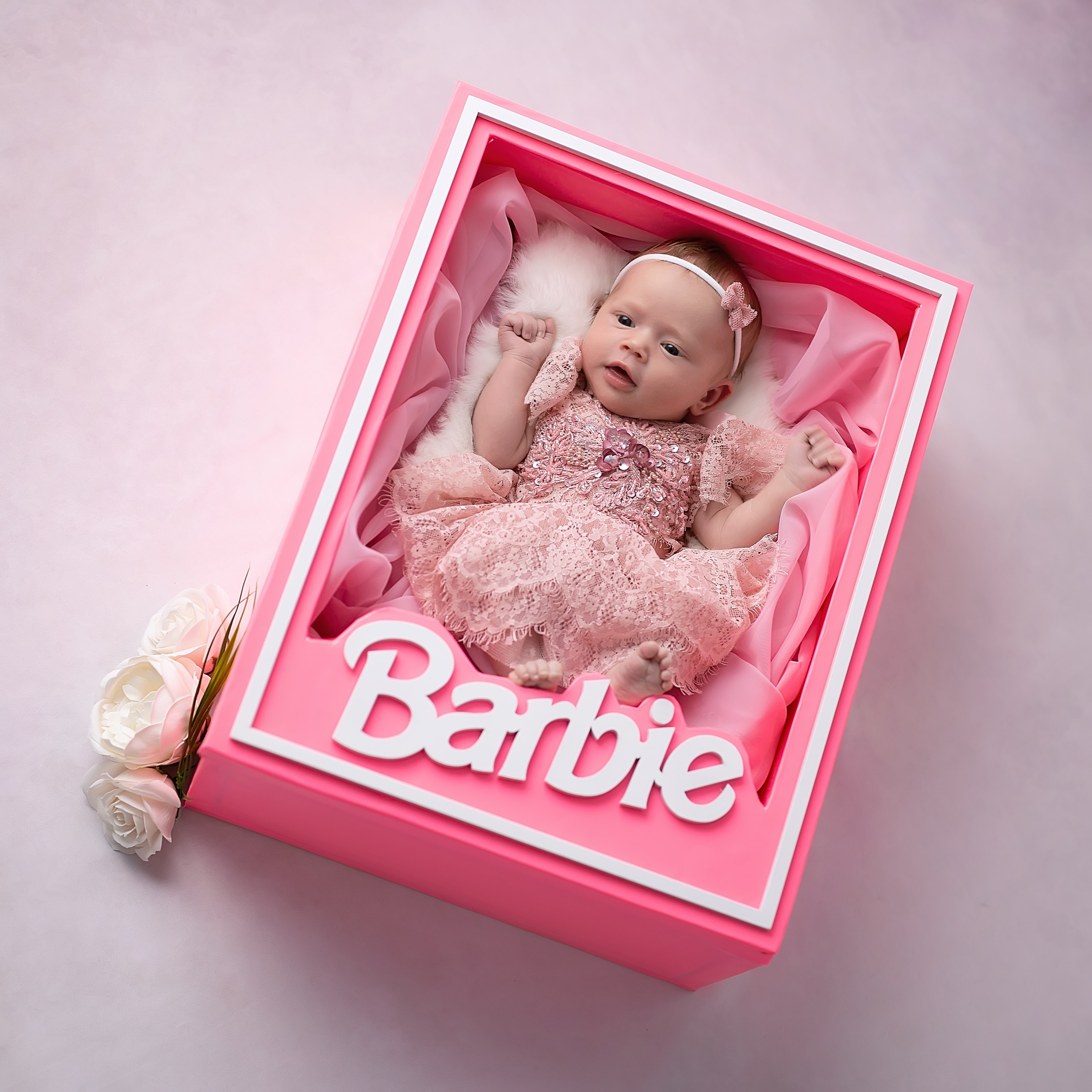 Новорожденная девочка в коробке Barbie 