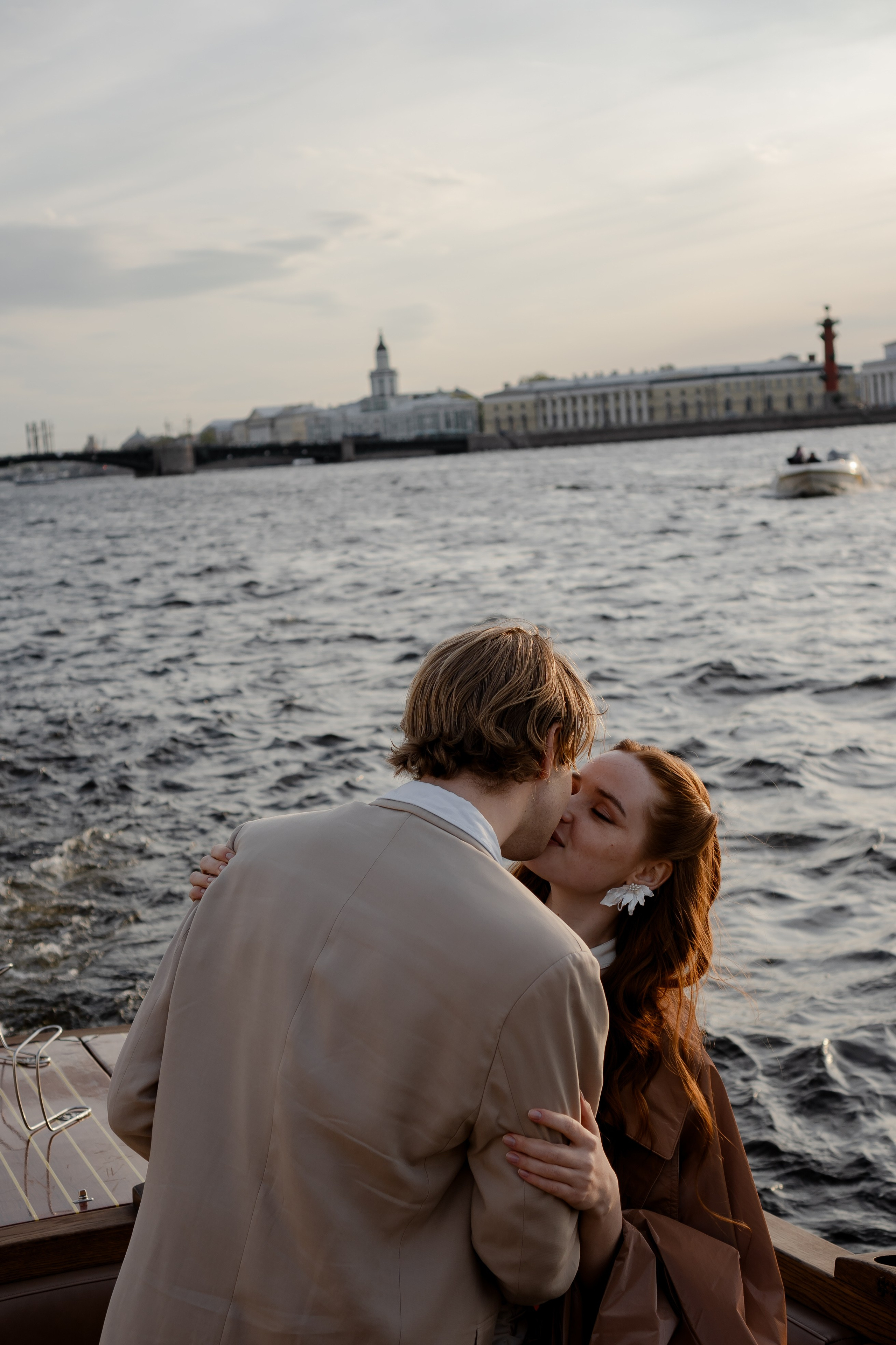 СВАДЕНБНАЯ СЬЕМКА НА КАТЕРЕ ПО КАНАЛАМ САНКТ-ПЕТЕРБУРГА И В АКВАТОРИИ НЕВЫ. Профессиональный фотограф, Санкт-Петербург — Виктория Богомолова
