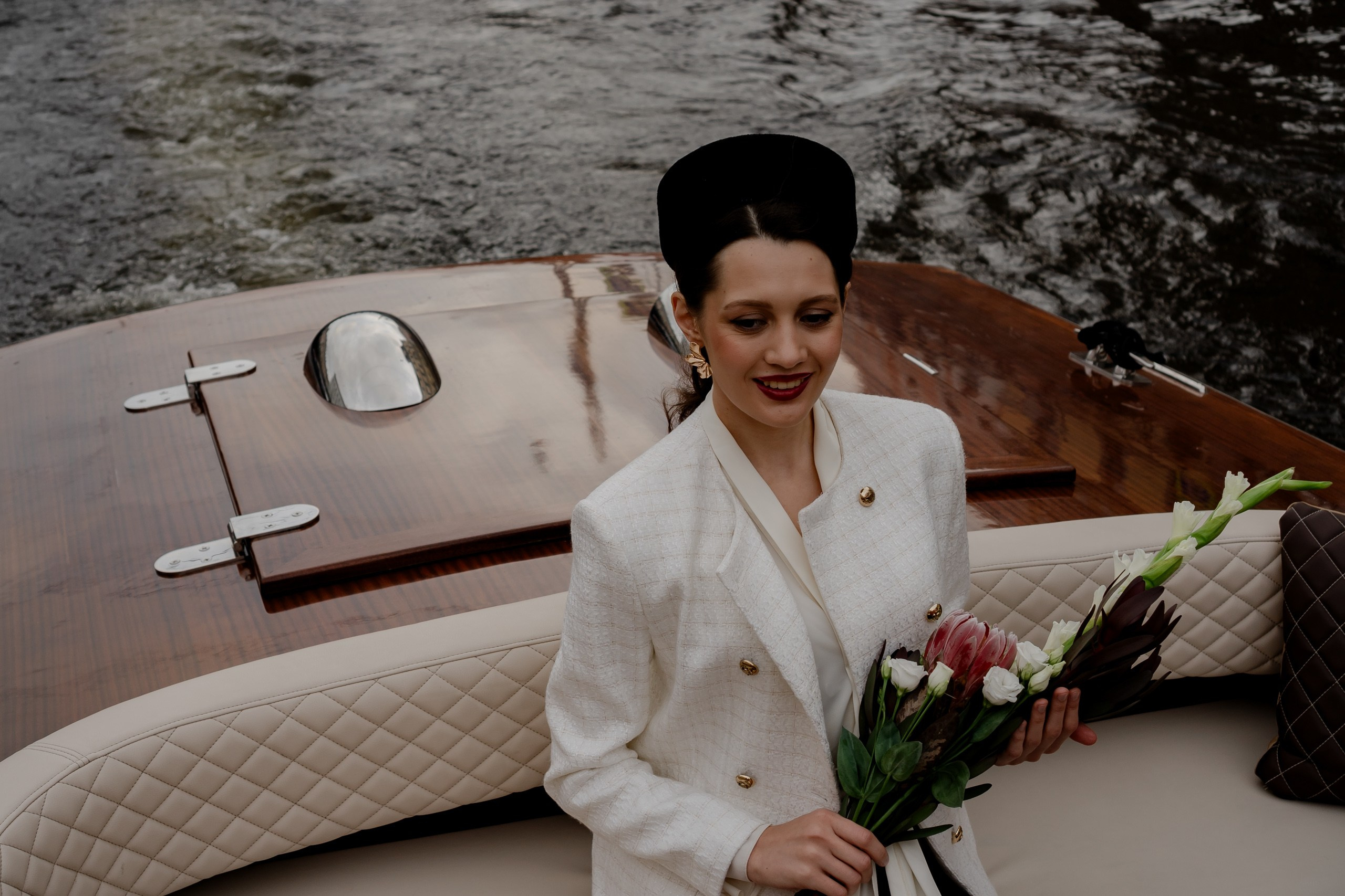 СВАДЕНБНАЯ СЬЕМКА НА КАТЕРЕ ПО КАНАЛАМ САНКТ-ПЕТЕРБУРГА И В АКВАТОРИИ НЕВЫ. Профессиональный фотограф, Санкт-Петербург — Виктория Богомолова