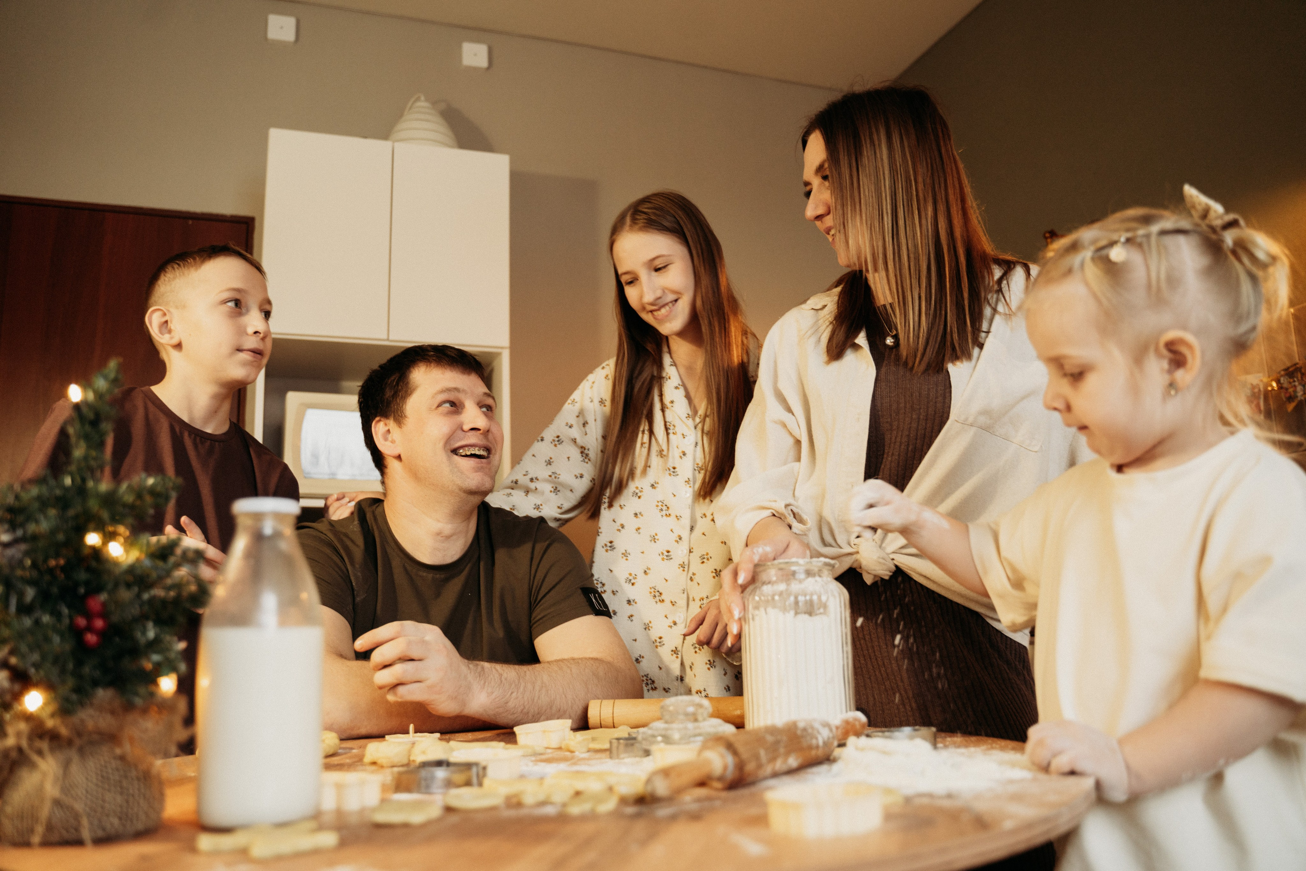 Семья на кухне