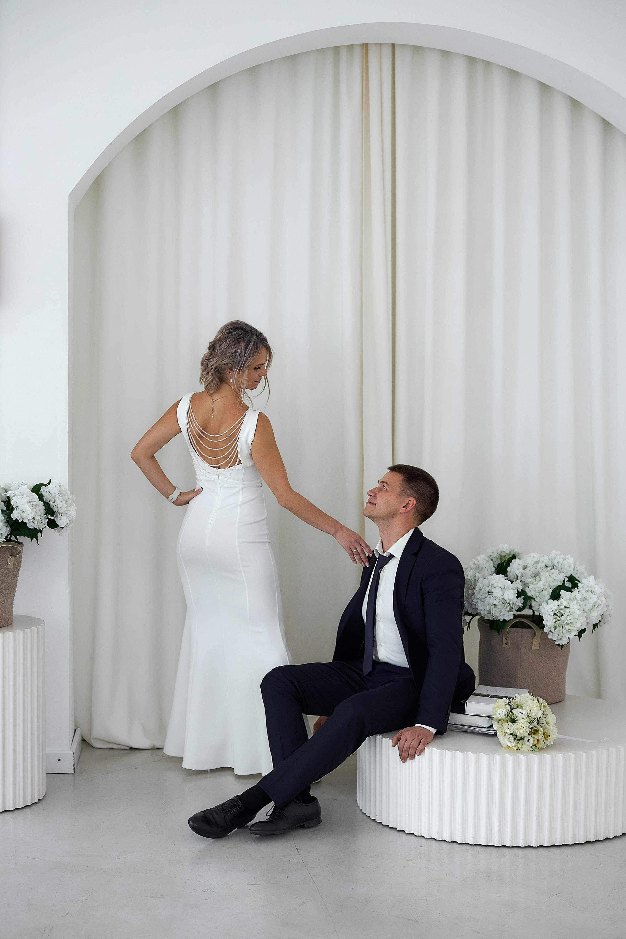 жених и невеста в студии