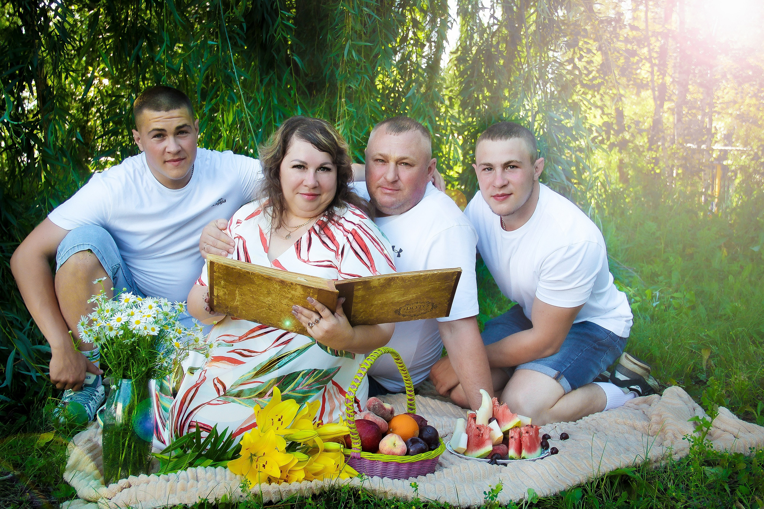 Семейные фотосессии студийные; новогодние, тематические, домашние и тд. Выпускные альбомы для школ и Детских садов в Барнауле /Выпускные/Свадебные/Детские/Семейные и др. виды съёмок /Фотограф Вера Валейко