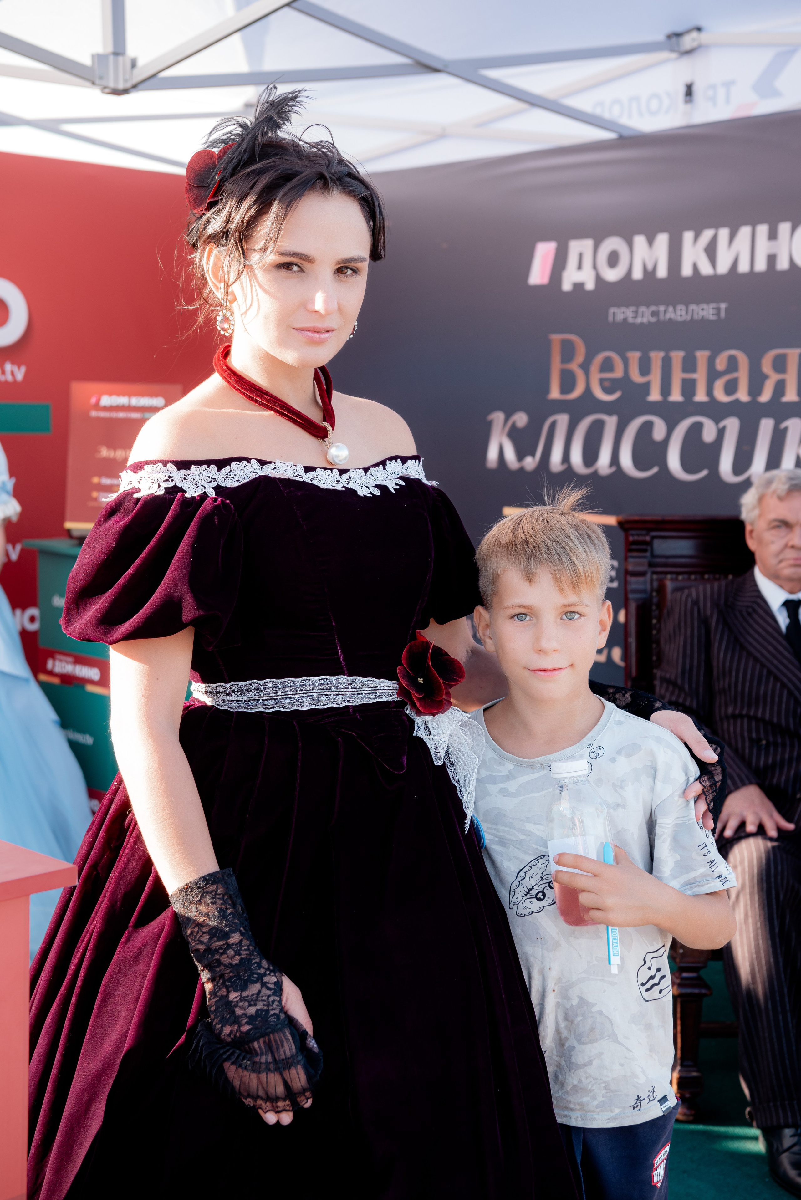 Портретные фото с артистами в палатке Триколор Дом Кинов на день города Волгоград. Фотограф в Волгограде и Волжском Александр Горбань