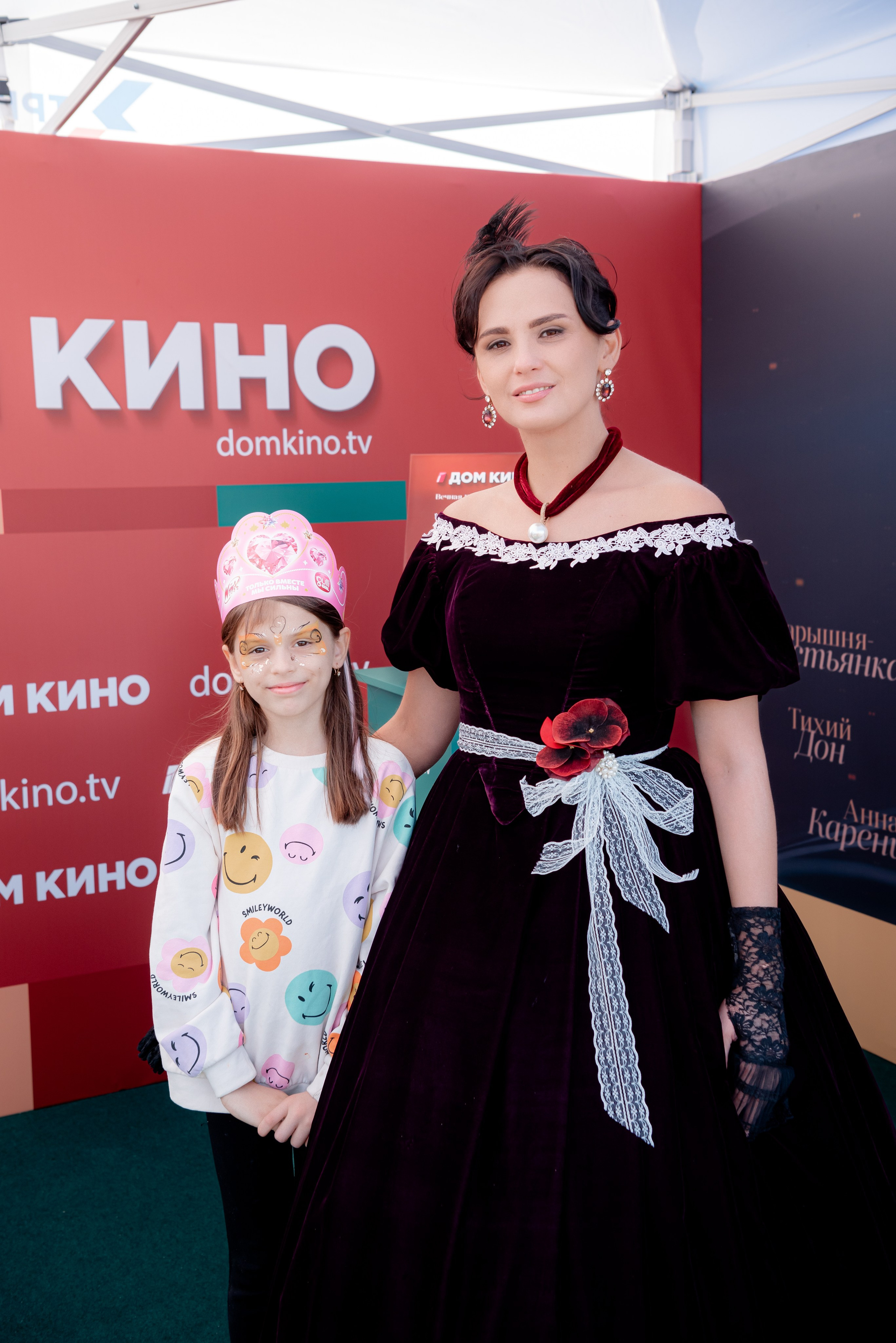 Портретные фото с артистами в палатке Триколор Дом Кинов на день города Волгоград. Фотограф в Волгограде и Волжском Александр Горбань