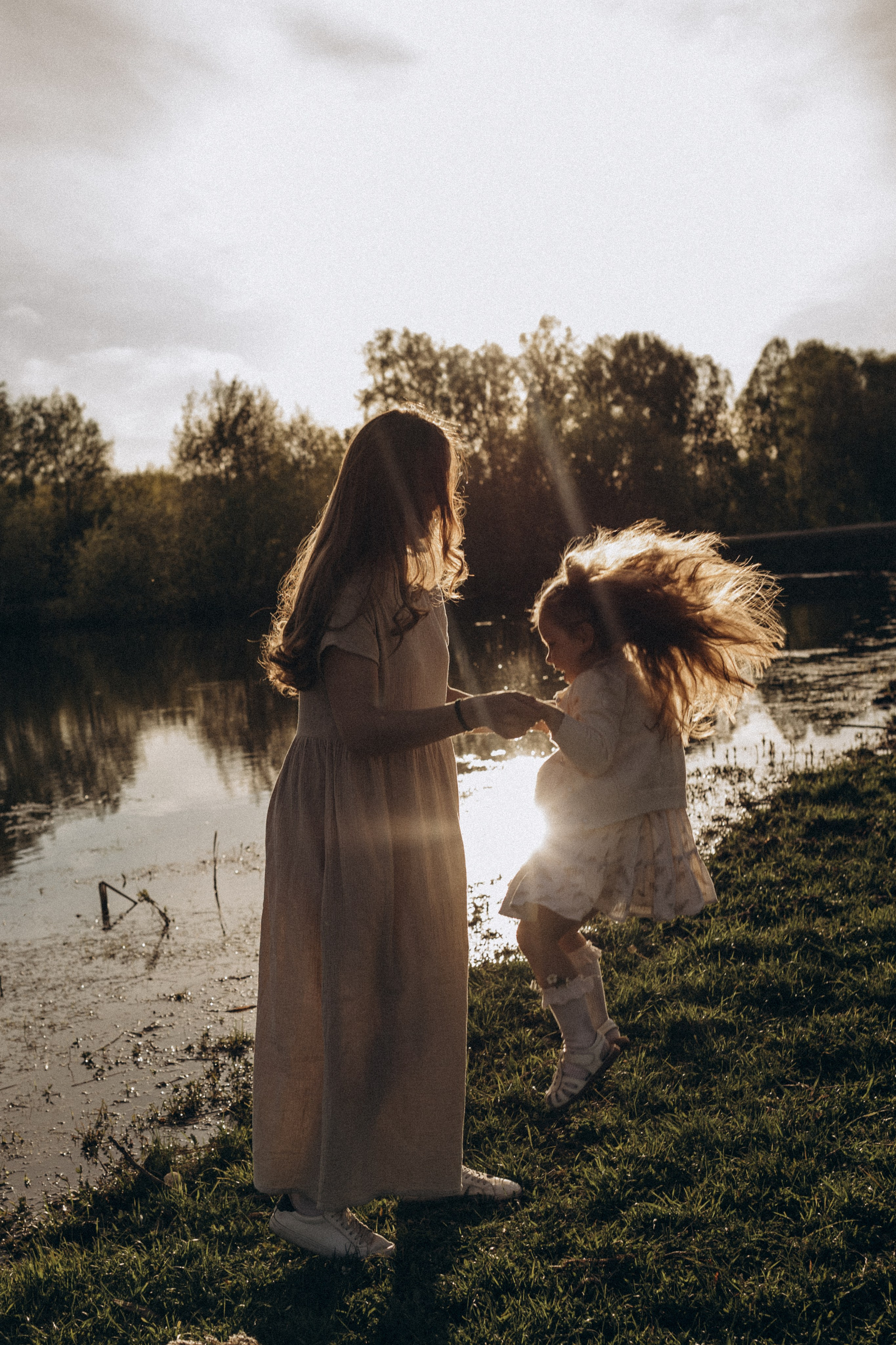 Прогулка у озера. Семейный фотограф lifestyle в Новосибирске Елена Шпилевая