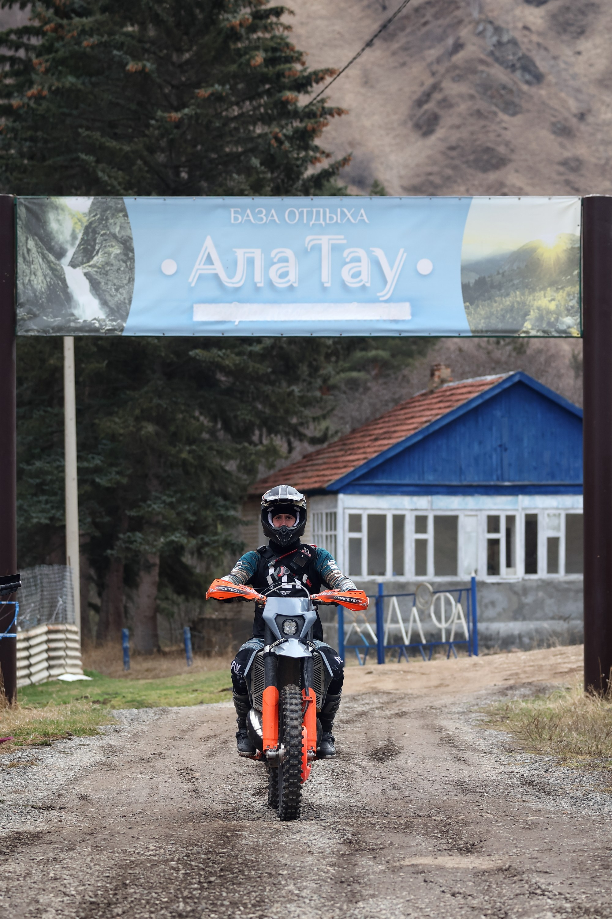 Репортажная фотосъемка выезда на эндуро мотоциклах в Кисловодск с НашиТуры. База АлаТау