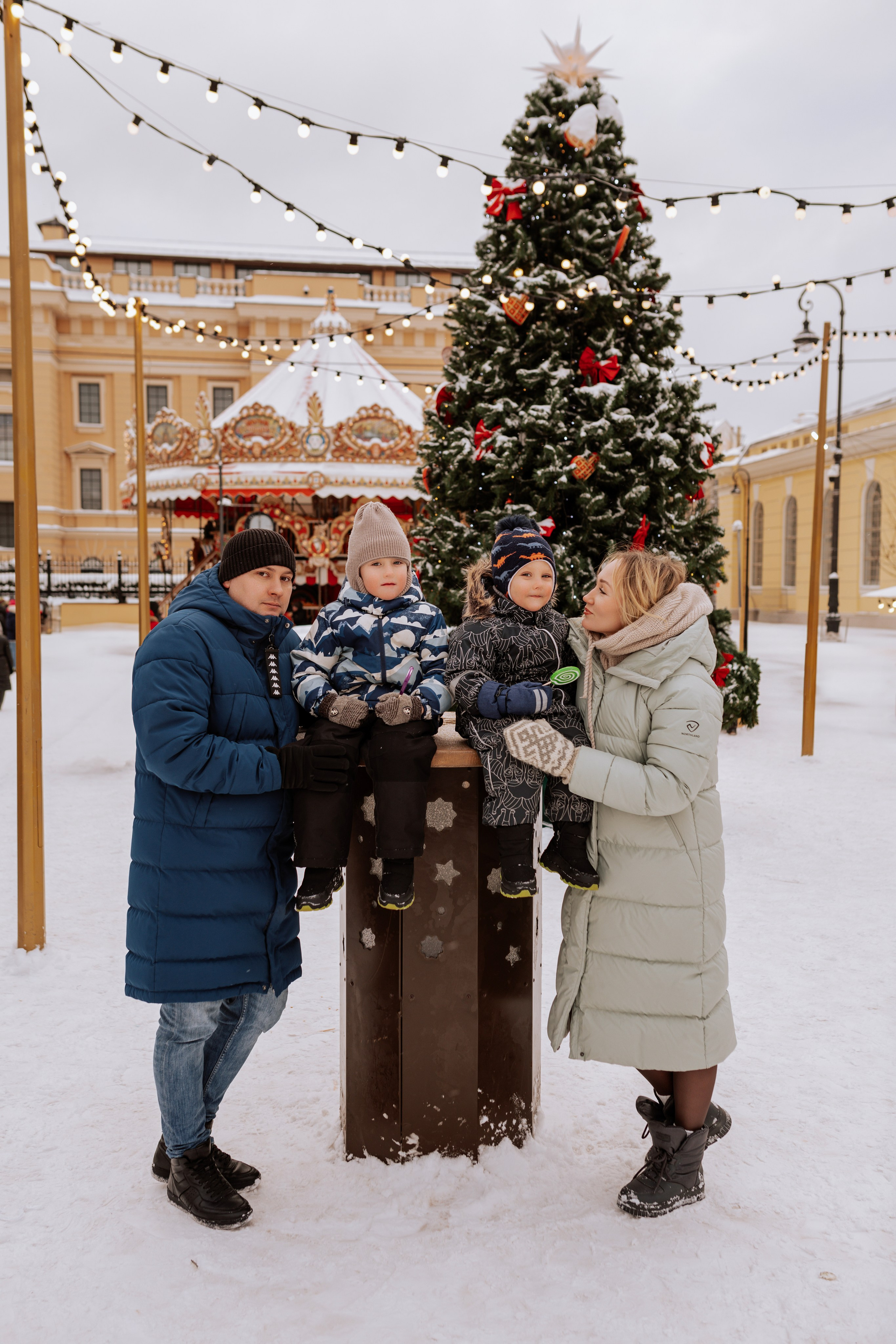 Семейная, Манежная площадь