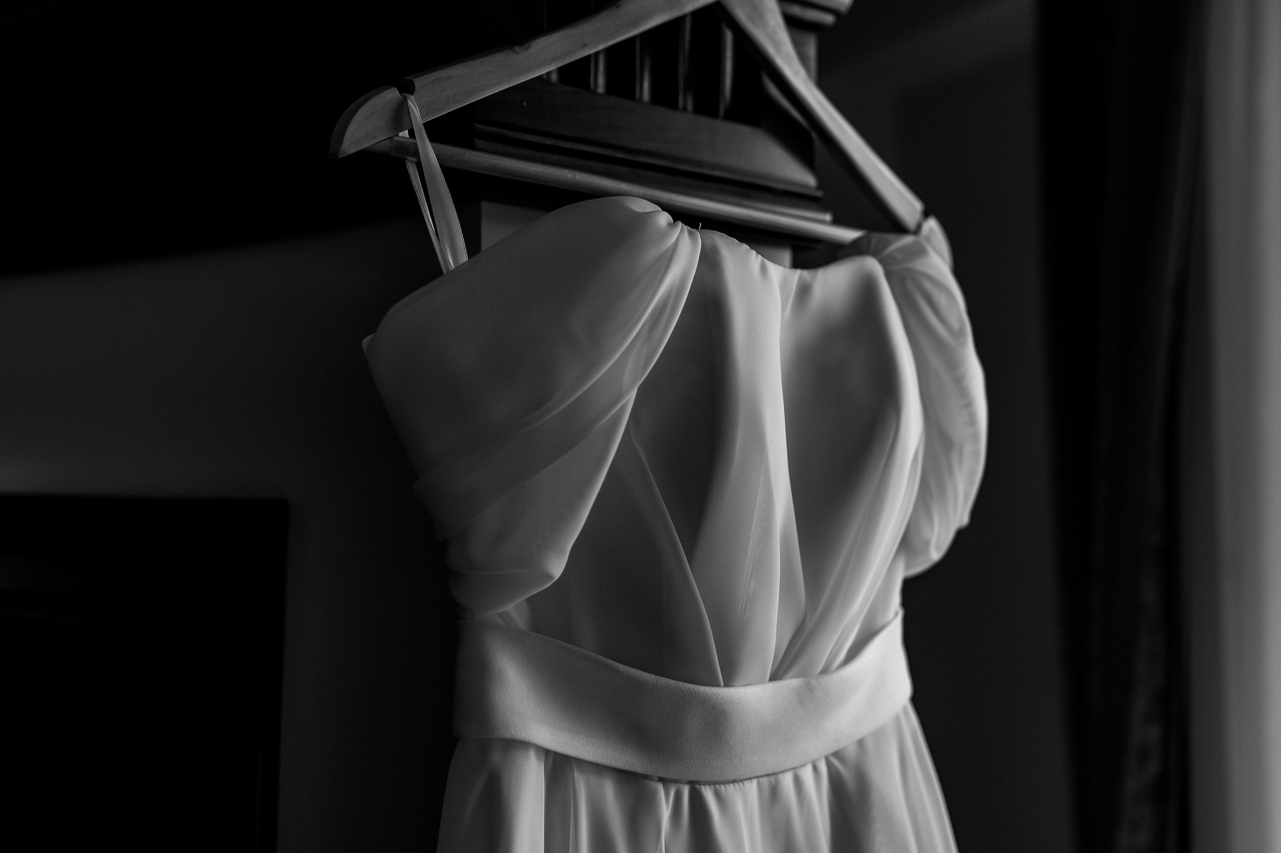 Свадебное платье в номере отеле 