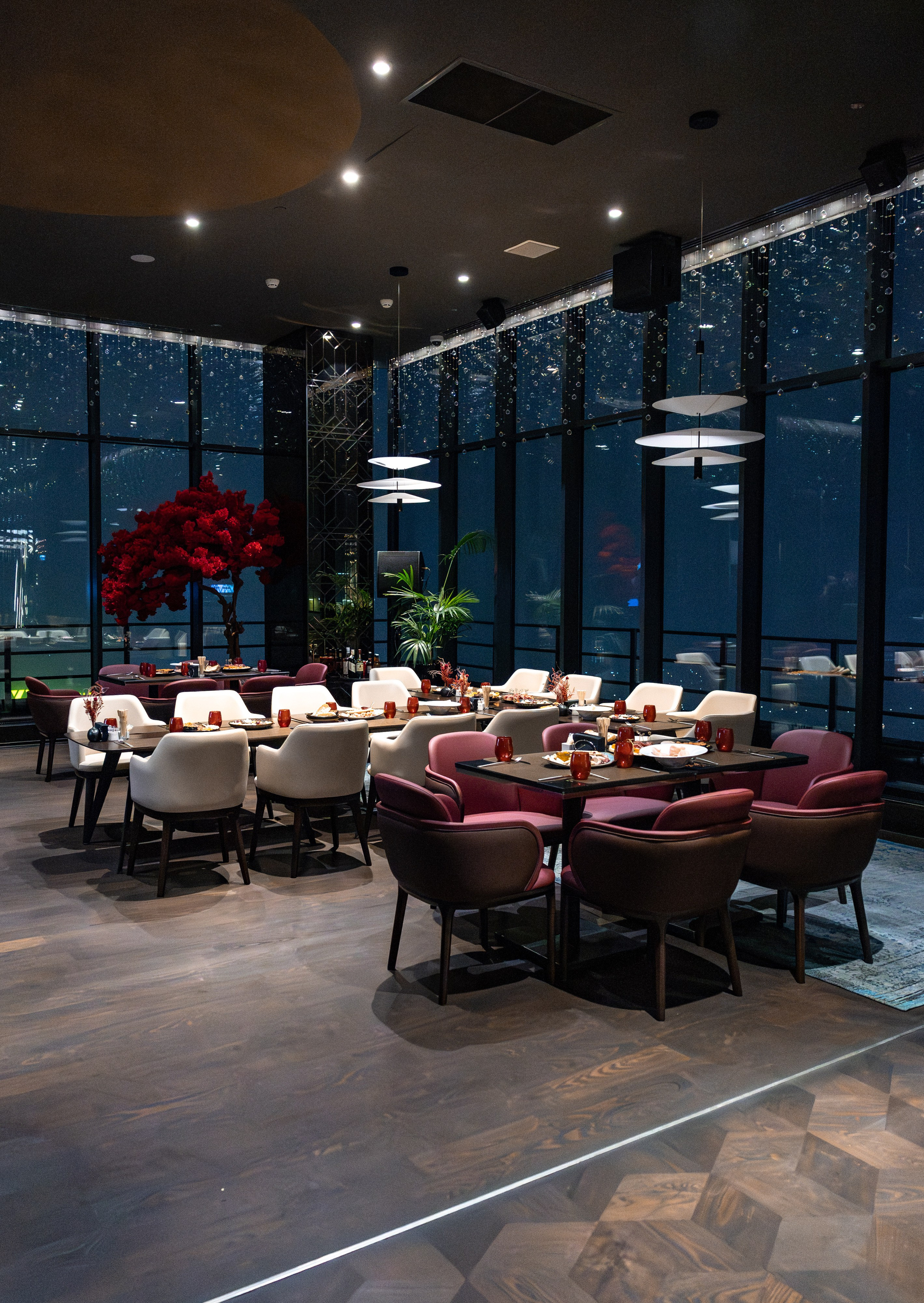 Атмосфера мероприятия: декорации, освещение, детали оформления ресторана BarDot. Фотография — это не только люди, но и то, где они находятся.